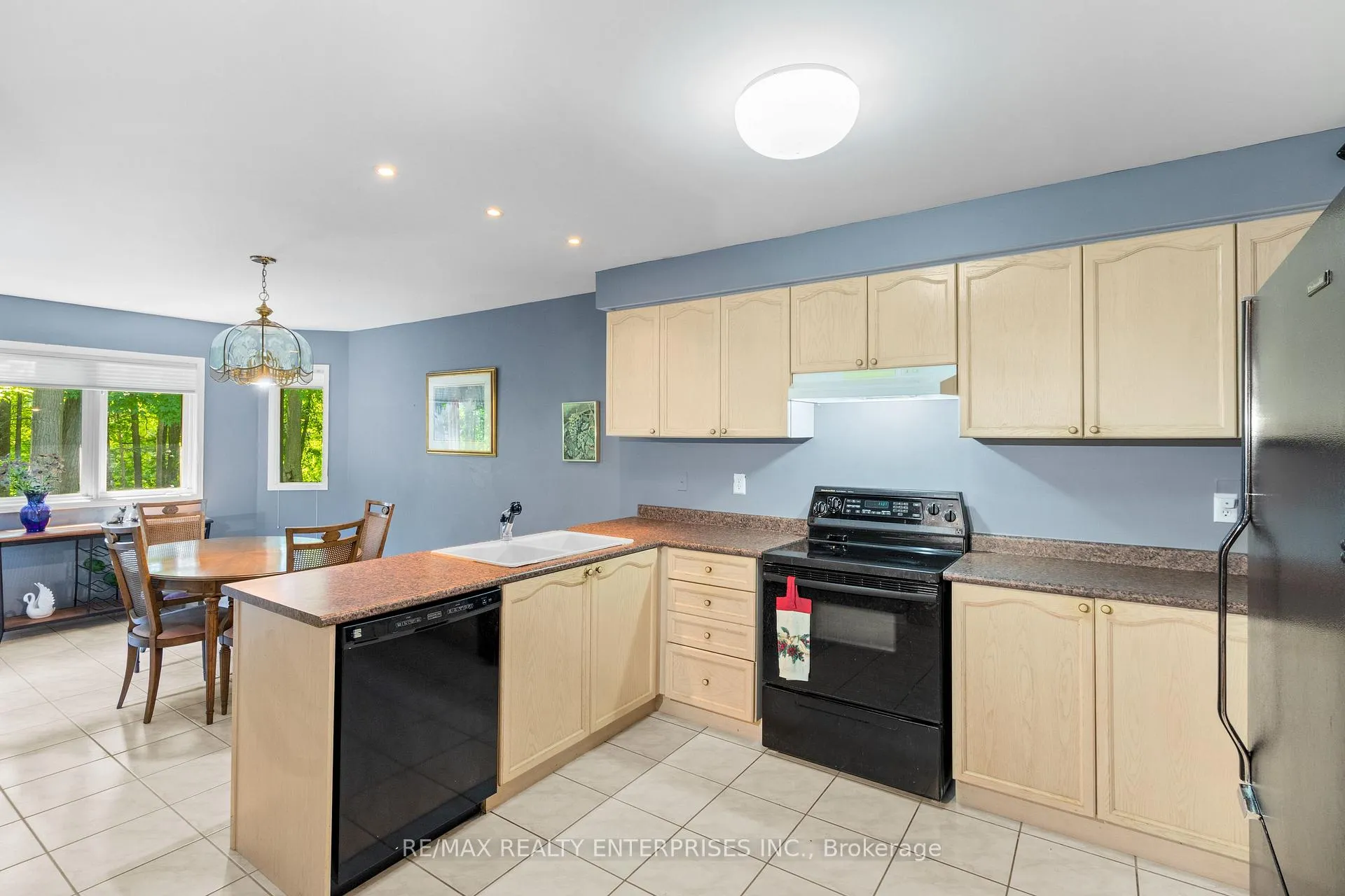 Photo 4 of 70 Downer Crescent, Wasaga Beach — HOMEH