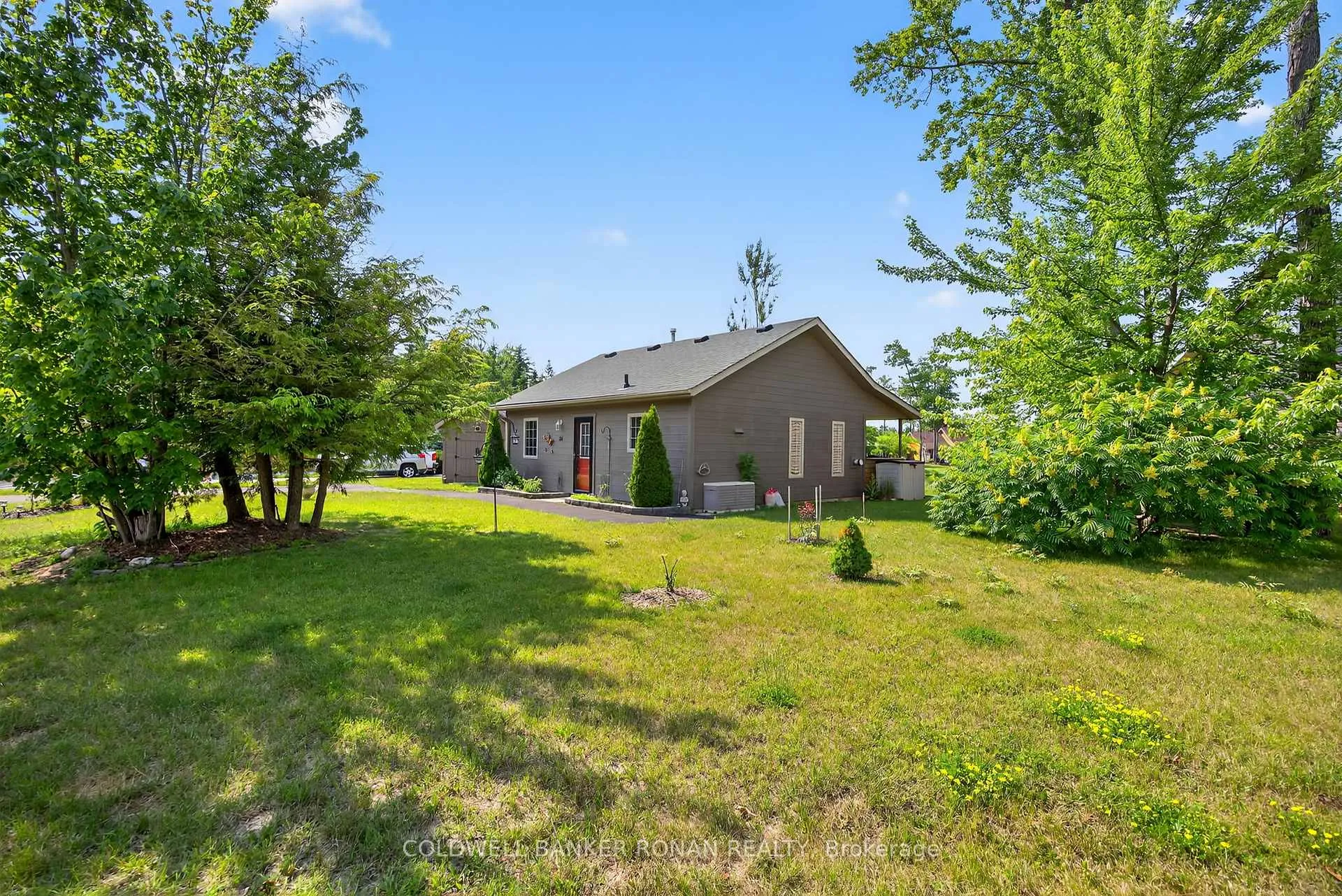 Photo 3 of 26 Cabin Crescent, Wasaga Beach — HOMEH