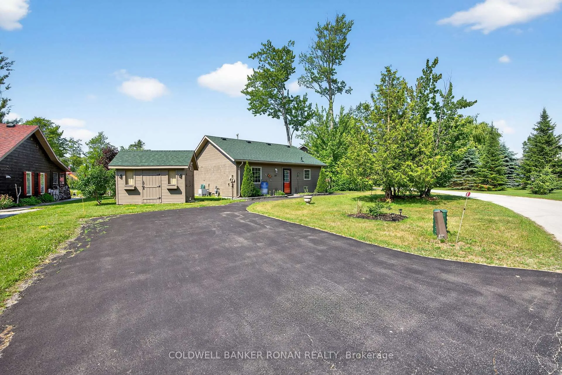 Photo 4 of 26 Cabin Crescent, Wasaga Beach — HOMEH