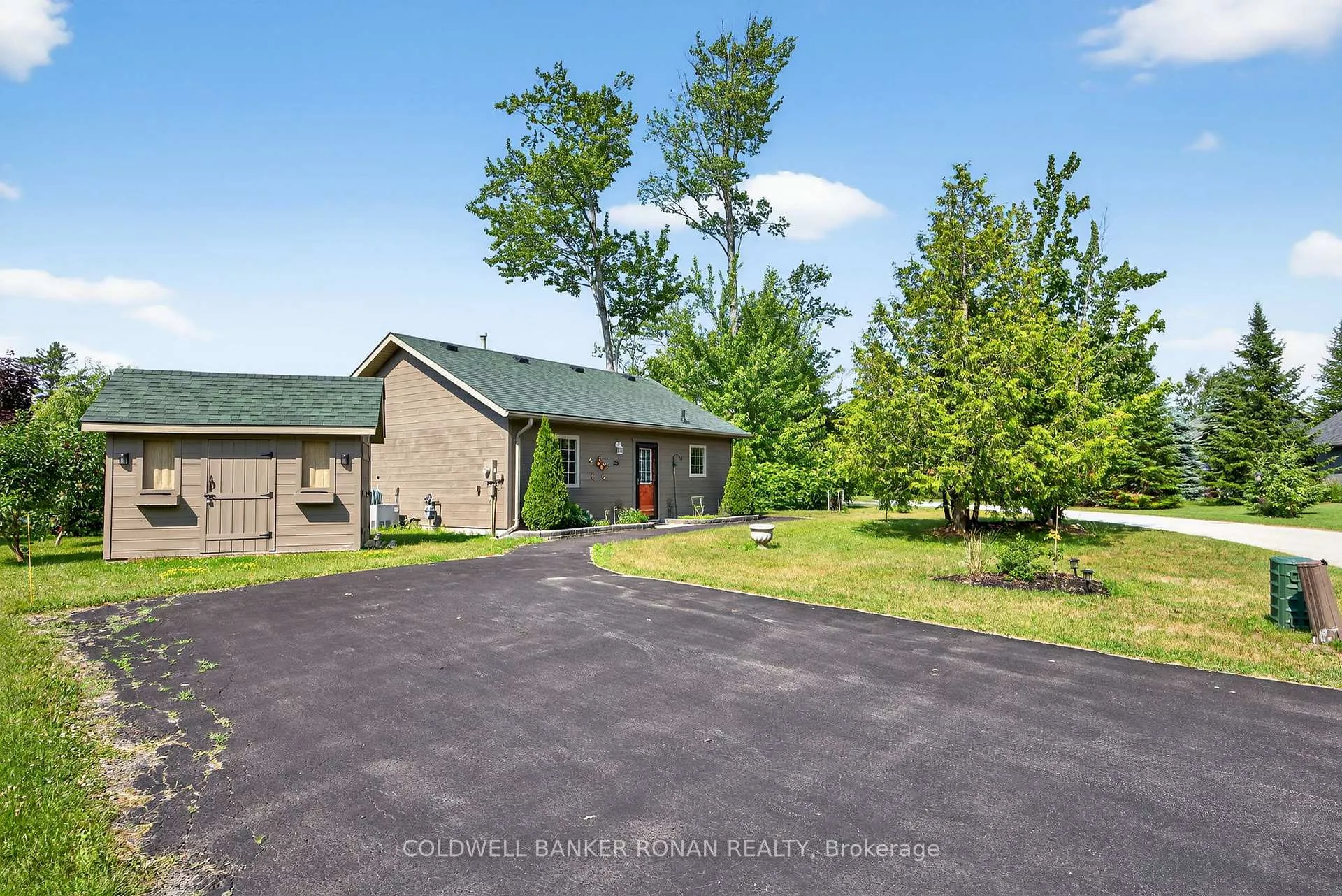 Photo 5 of 26 Cabin Crescent, Wasaga Beach — HOMEH