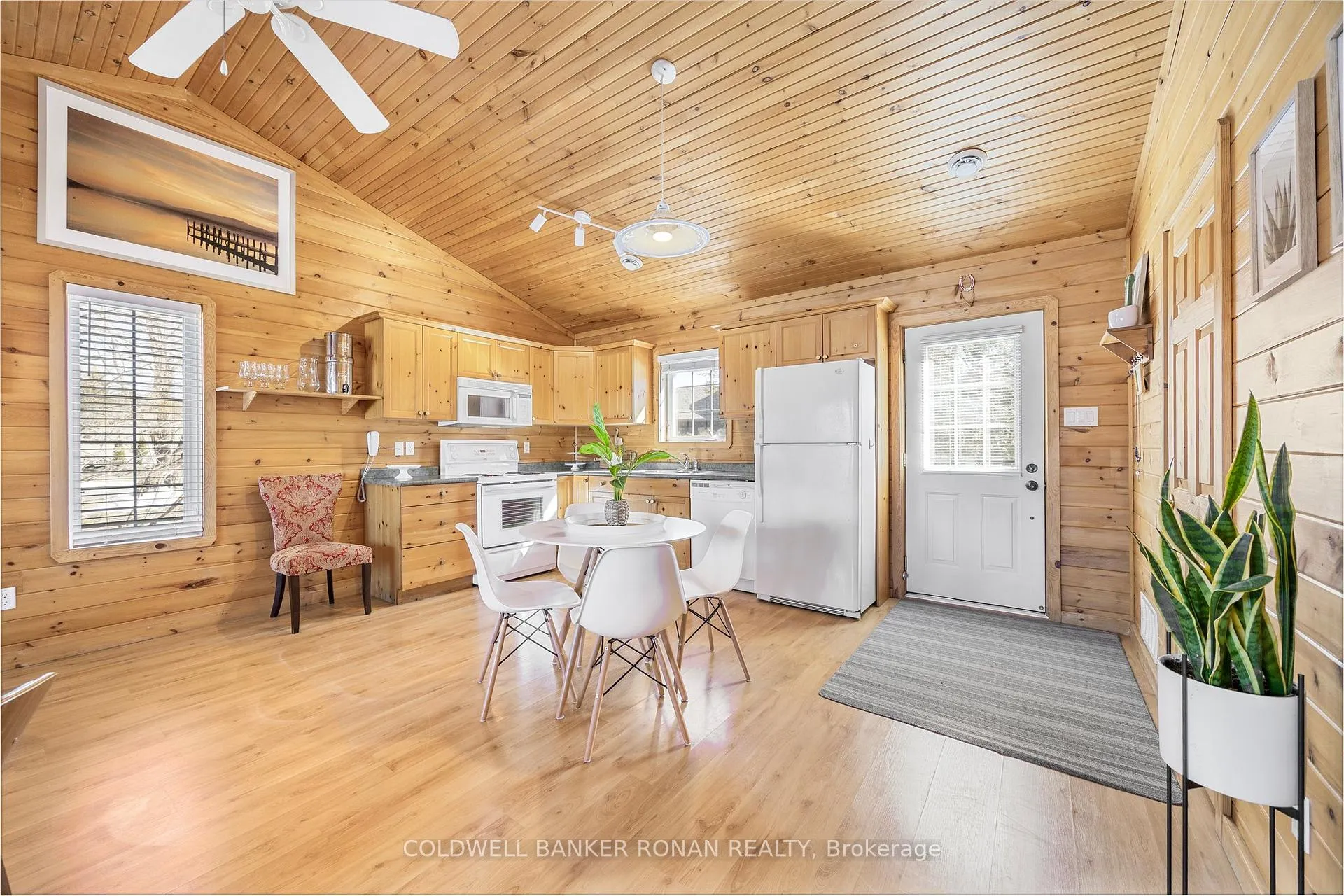 Photo 6 of 26 Cabin Crescent, Wasaga Beach — HOMEH
