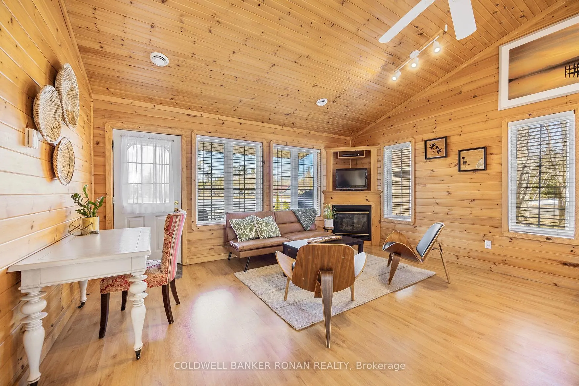 Photo 8 of 26 Cabin Crescent, Wasaga Beach — HOMEH