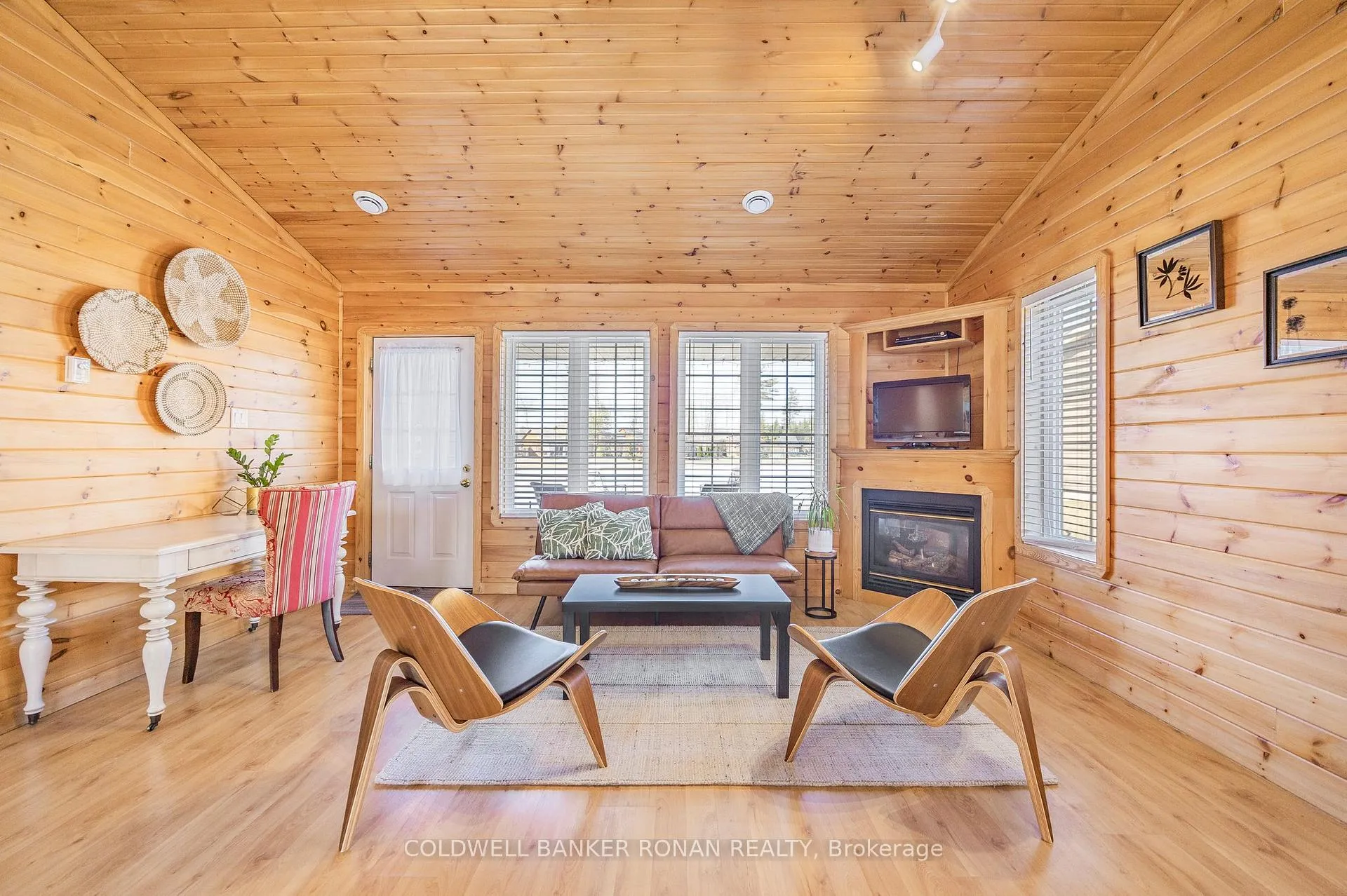 Photo 10 of 26 Cabin Crescent, Wasaga Beach — HOMEH