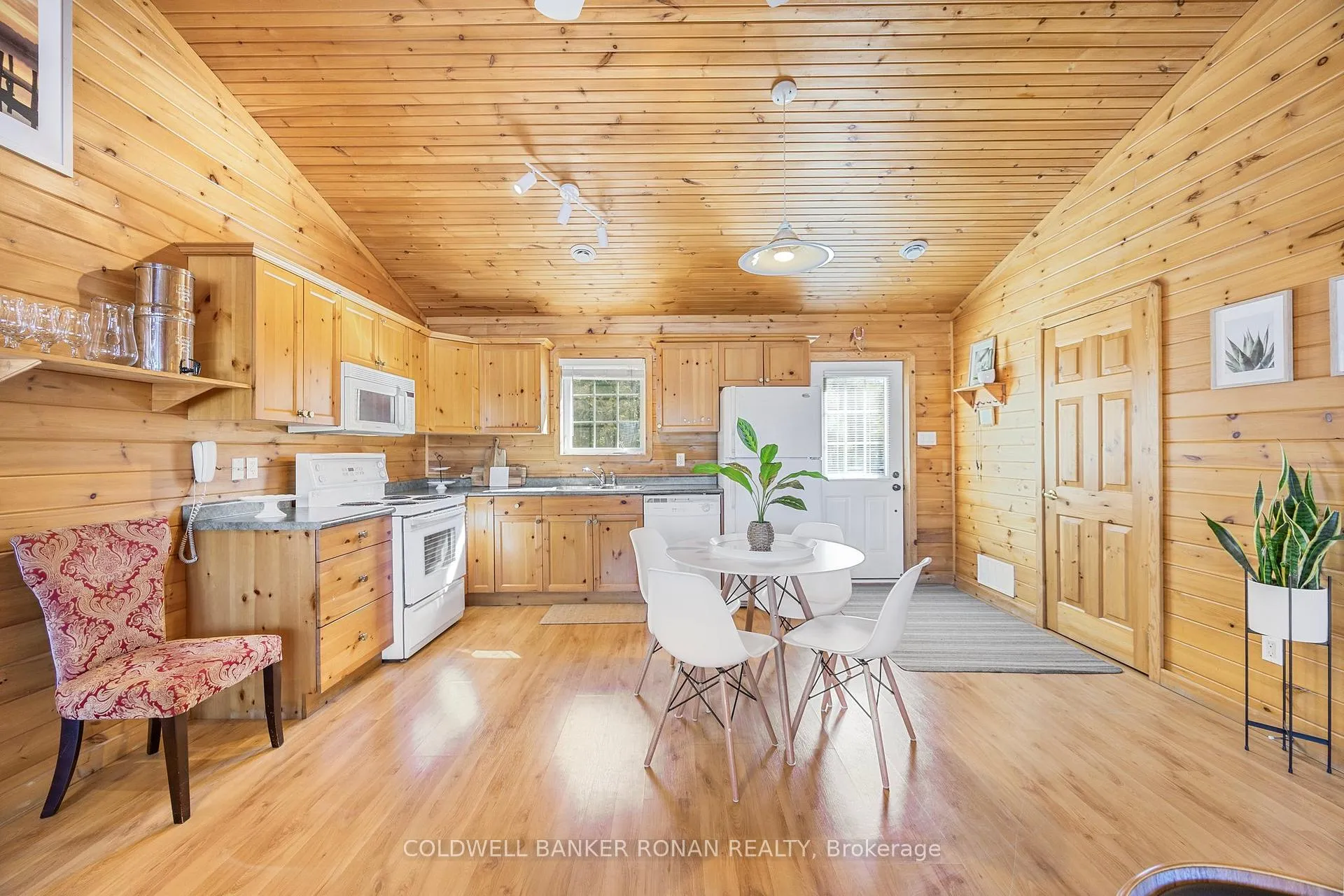 Photo 11 of 26 Cabin Crescent, Wasaga Beach — HOMEH