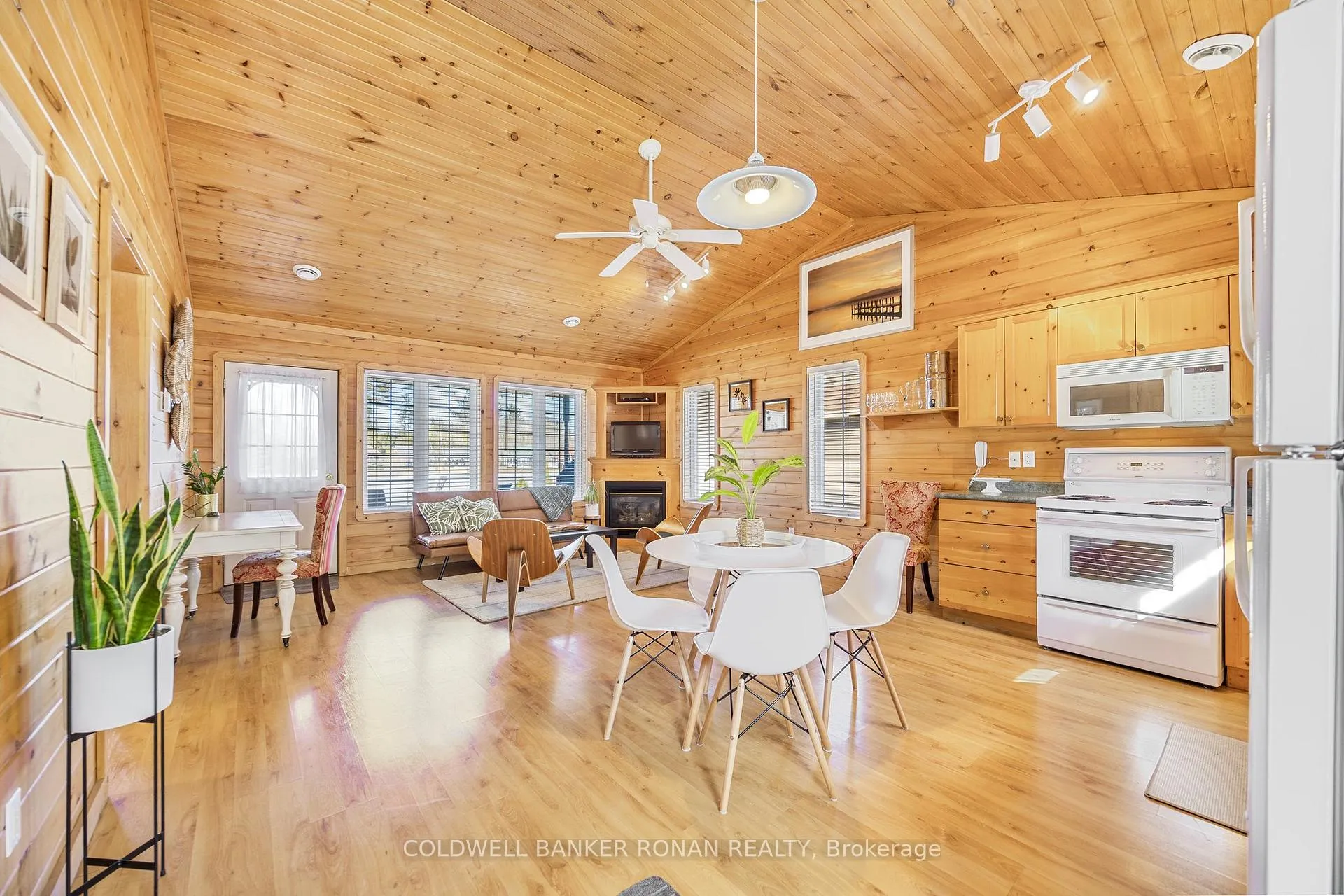 Photo 12 of 26 Cabin Crescent, Wasaga Beach — HOMEH