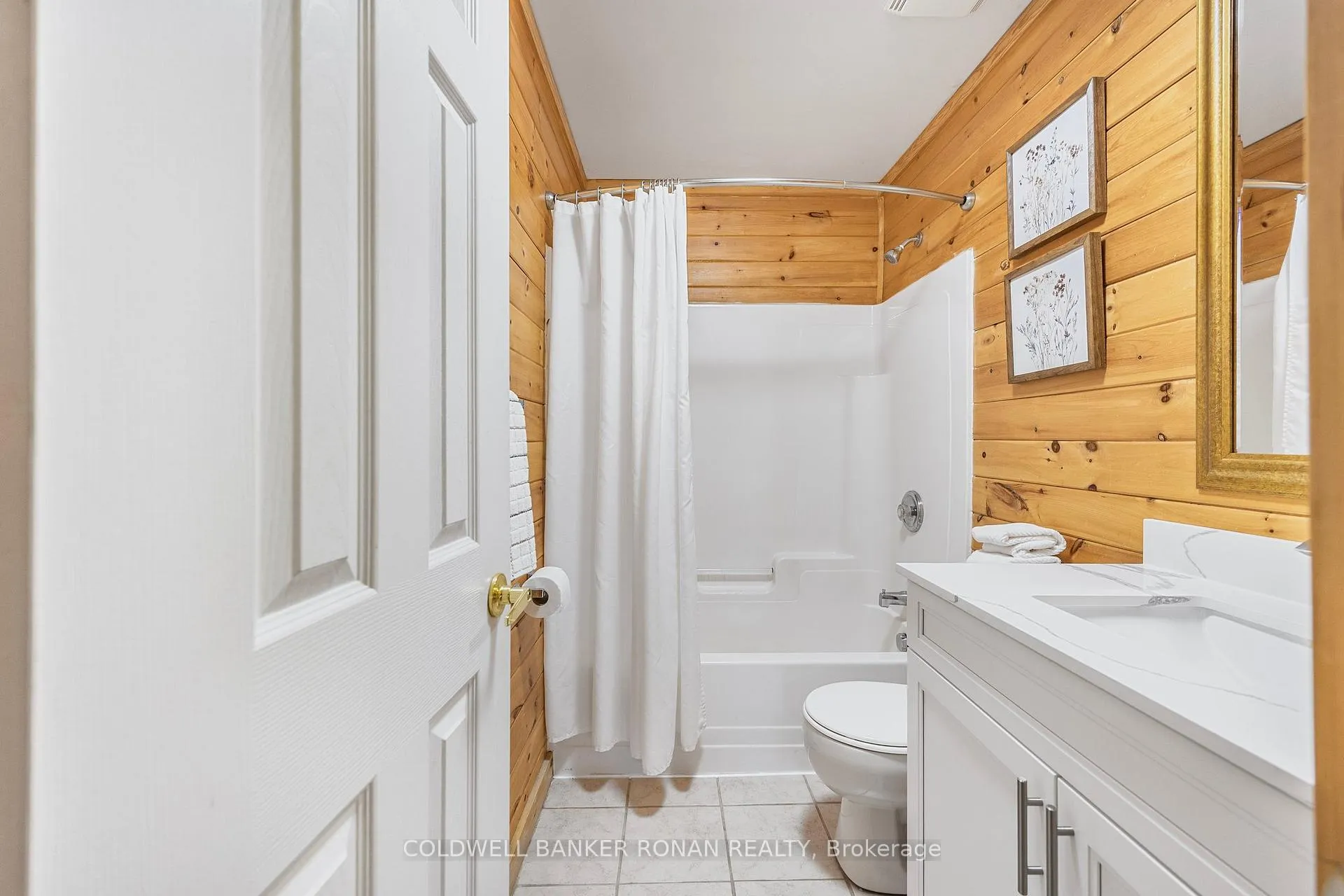 Photo 17 of 26 Cabin Crescent, Wasaga Beach — HOMEH