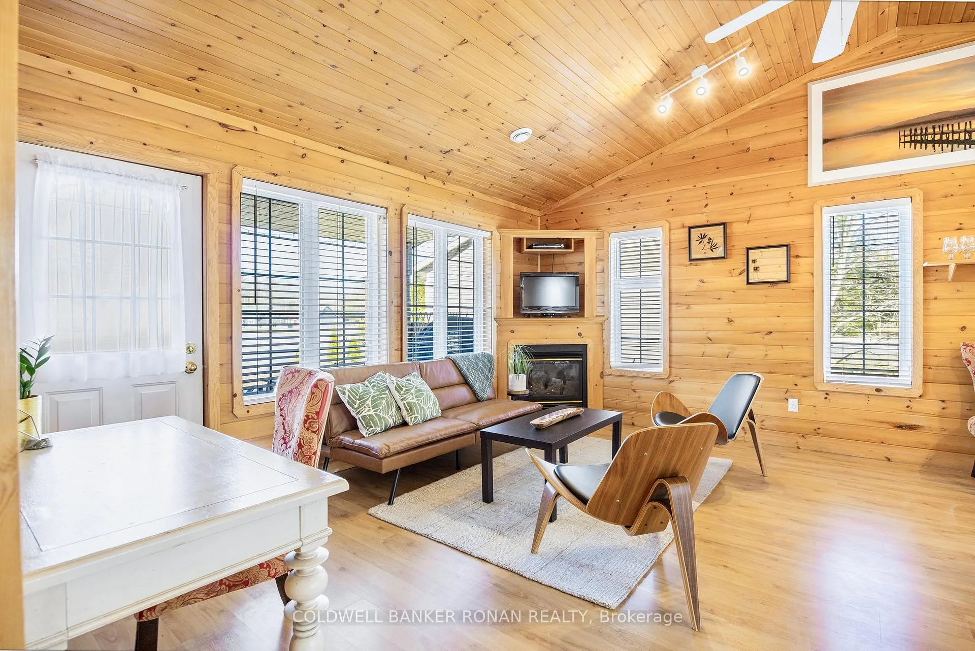 Photo 22 of 26 Cabin Crescent, Wasaga Beach — HOMEH