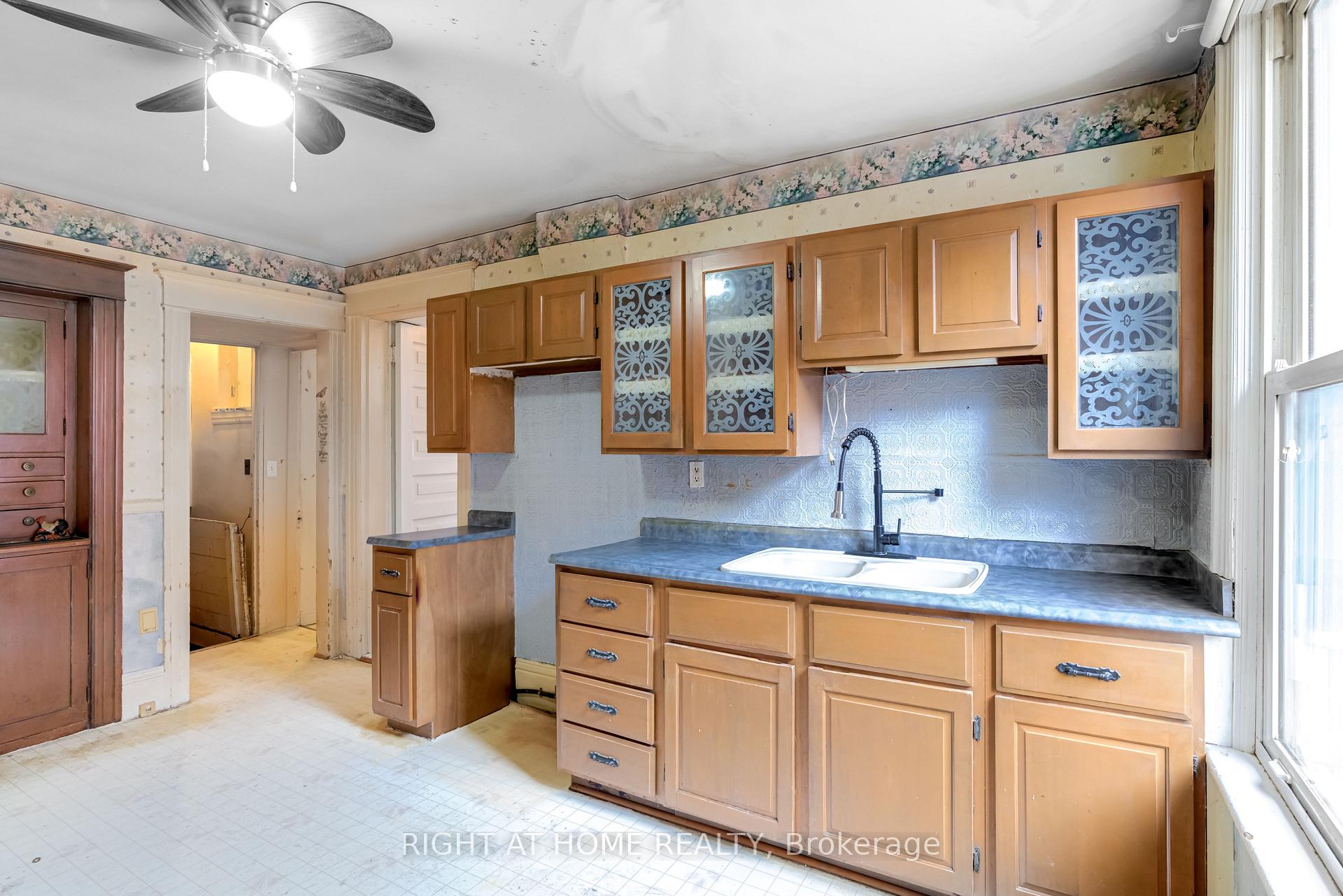 Photo 11 of 23 North Park Street, Brant, Brantford Twp — HOMEH