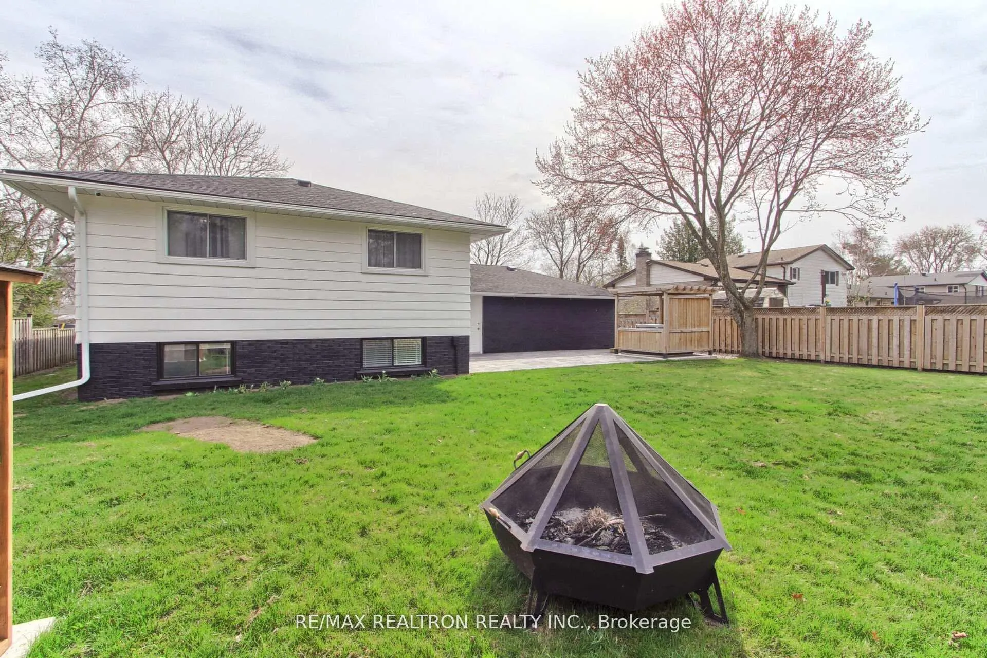 Photo 32 of 98 Everton Drive, Innisfil, Gilford — HOMEH