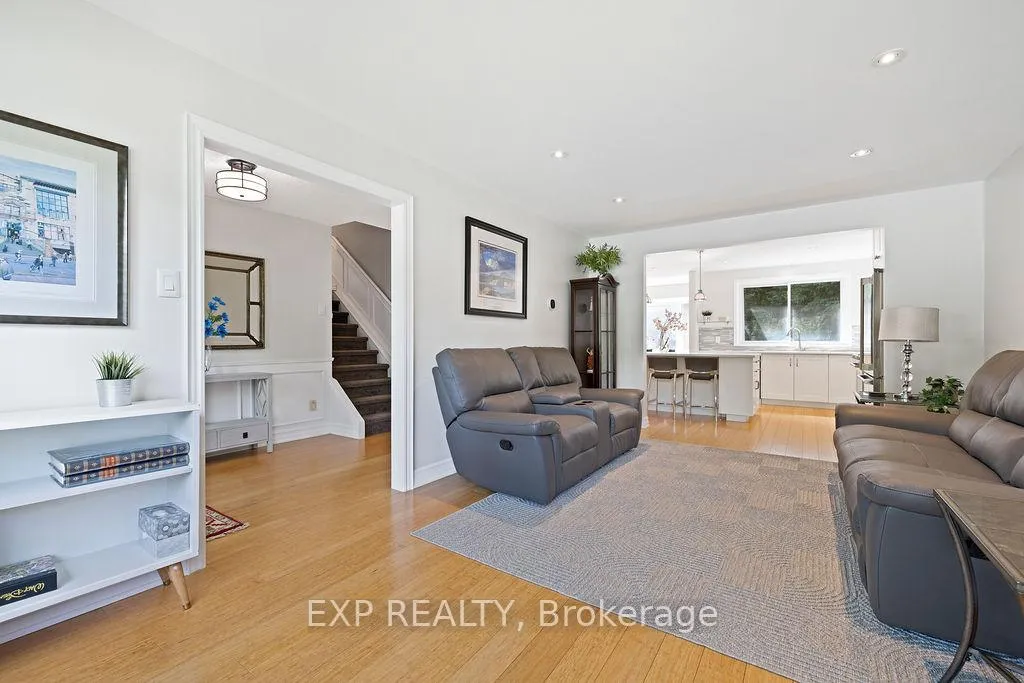 Photo 4 of 18 Nancy Court, Hamilton, Waterdown — HOMEH