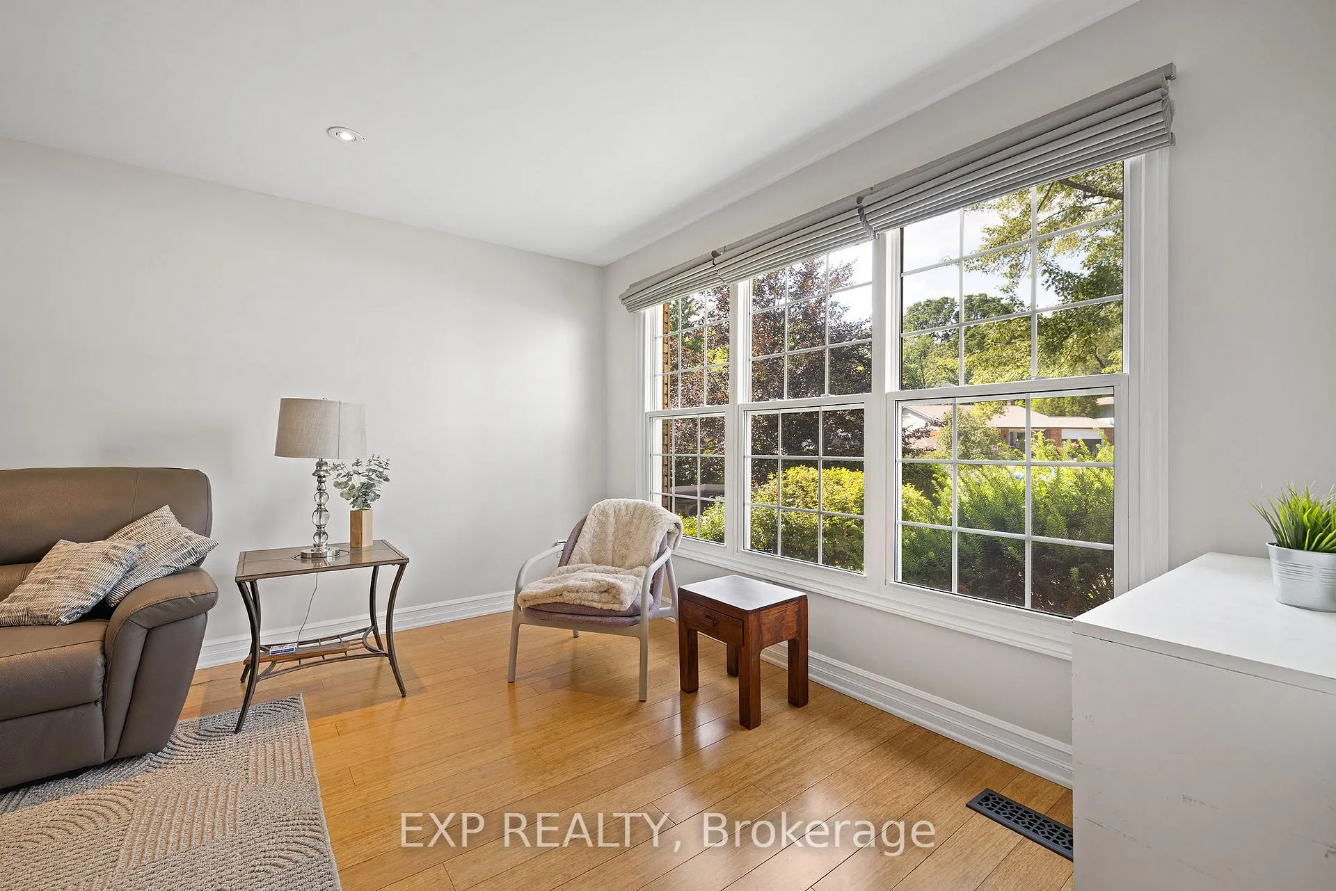 Photo 5 of 18 Nancy Court, Hamilton, Waterdown — HOMEH