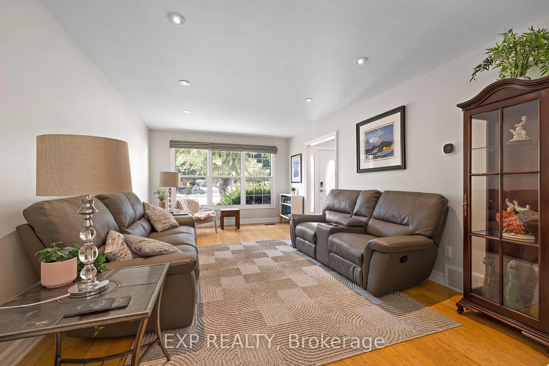 Photo 6 of 18 Nancy Court, Hamilton, Waterdown — HOMEH