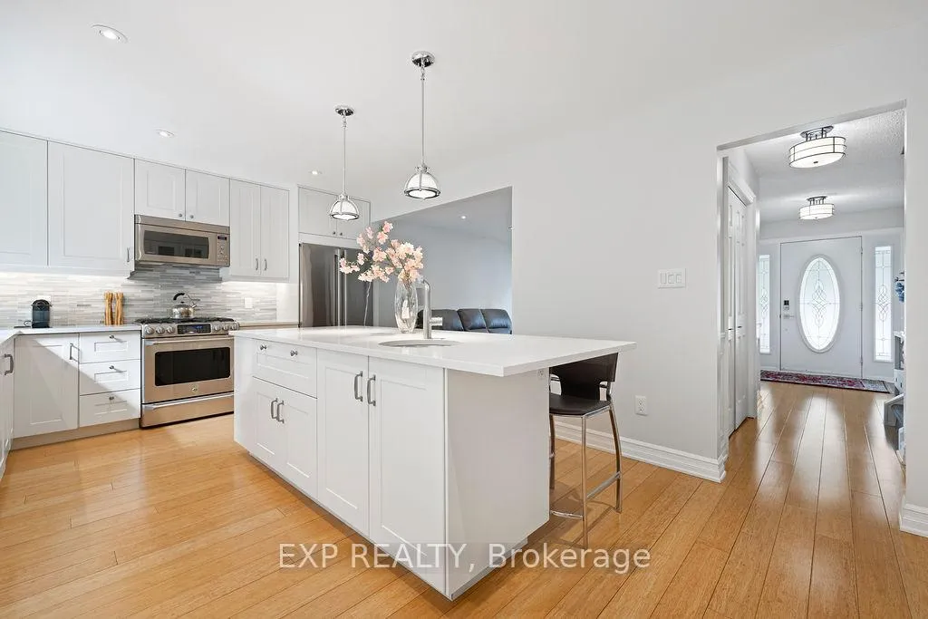 Photo 10 of 18 Nancy Court, Hamilton, Waterdown — HOMEH