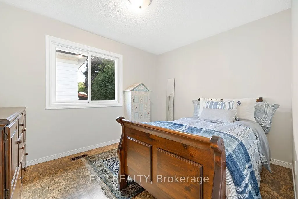 Photo 13 of 18 Nancy Court, Hamilton, Waterdown — HOMEH