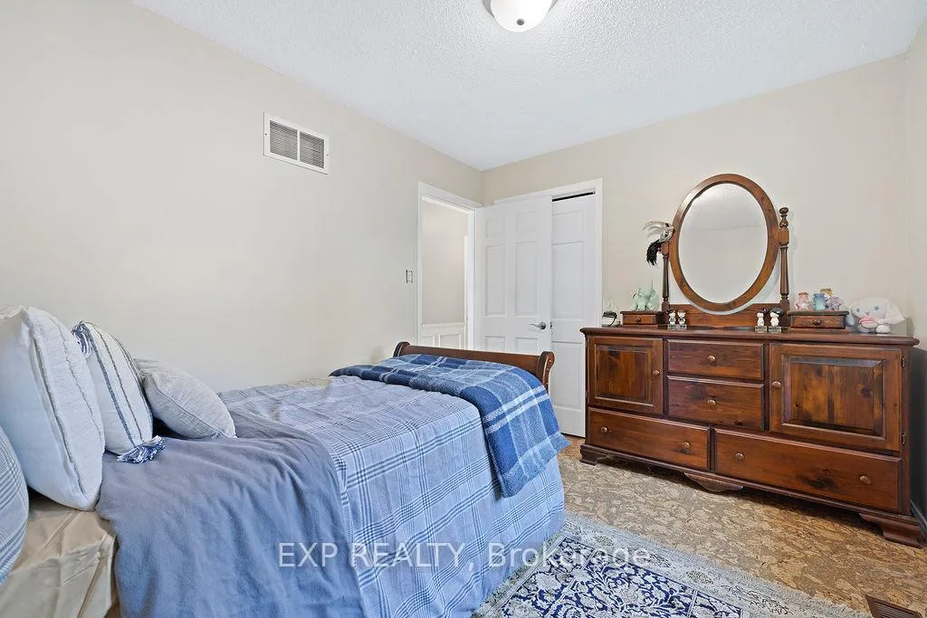 Photo 14 of 18 Nancy Court, Hamilton, Waterdown — HOMEH