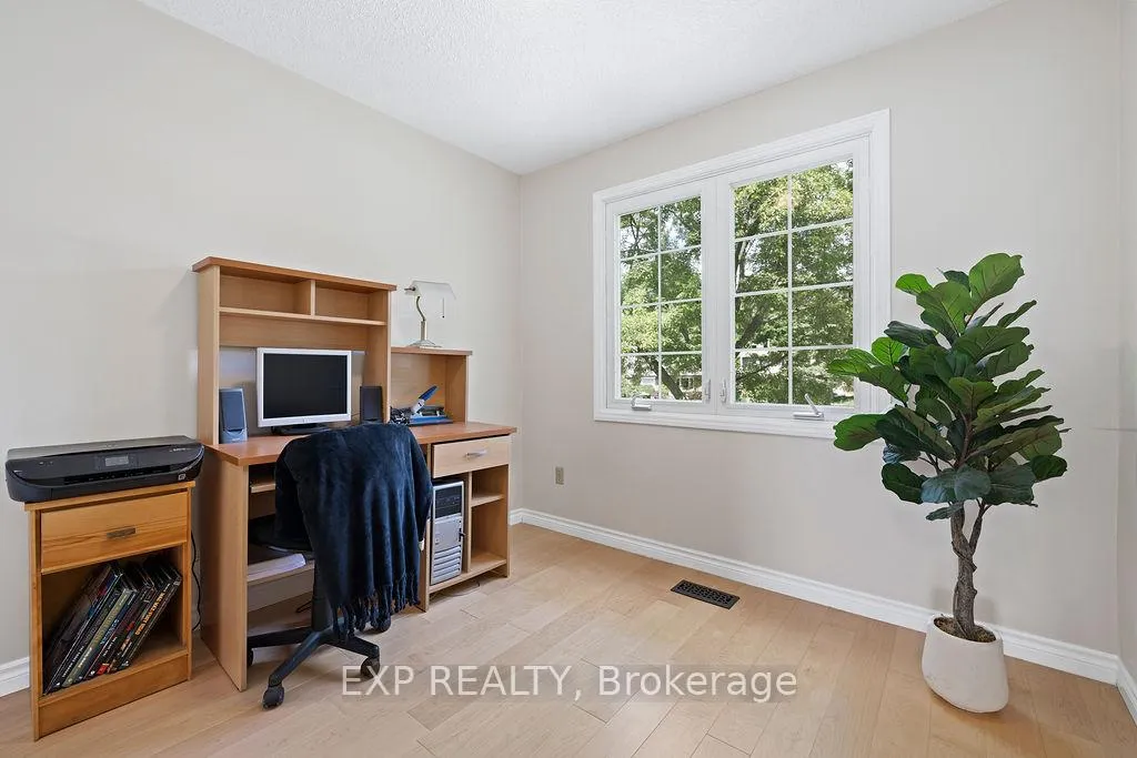 Photo 17 of 18 Nancy Court, Hamilton, Waterdown — HOMEH