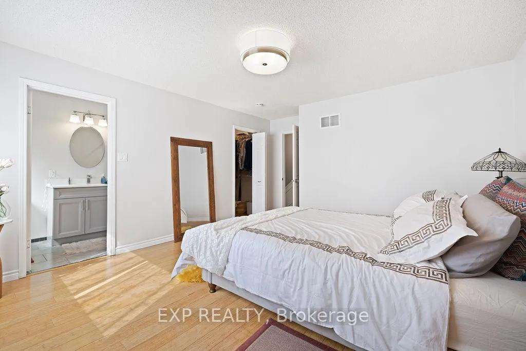 Photo 23 of 18 Nancy Court, Hamilton, Waterdown — HOMEH