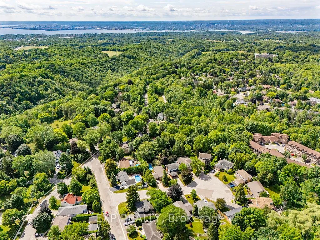 Photo 40 of 18 Nancy Court, Hamilton, Waterdown — HOMEH