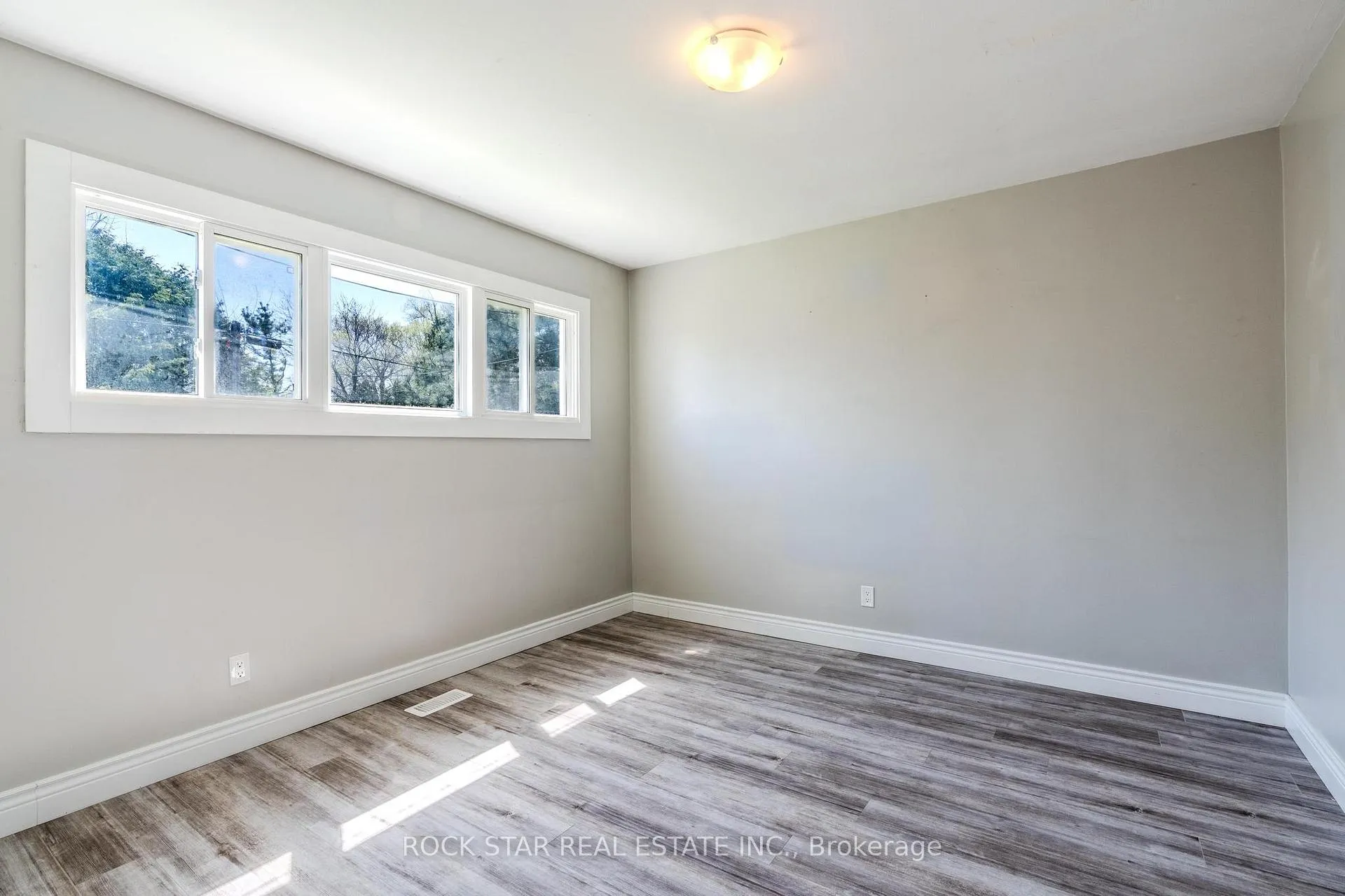 Photo 10 of 543 East 27th Street, Hamilton, Burkholme — HOMEH