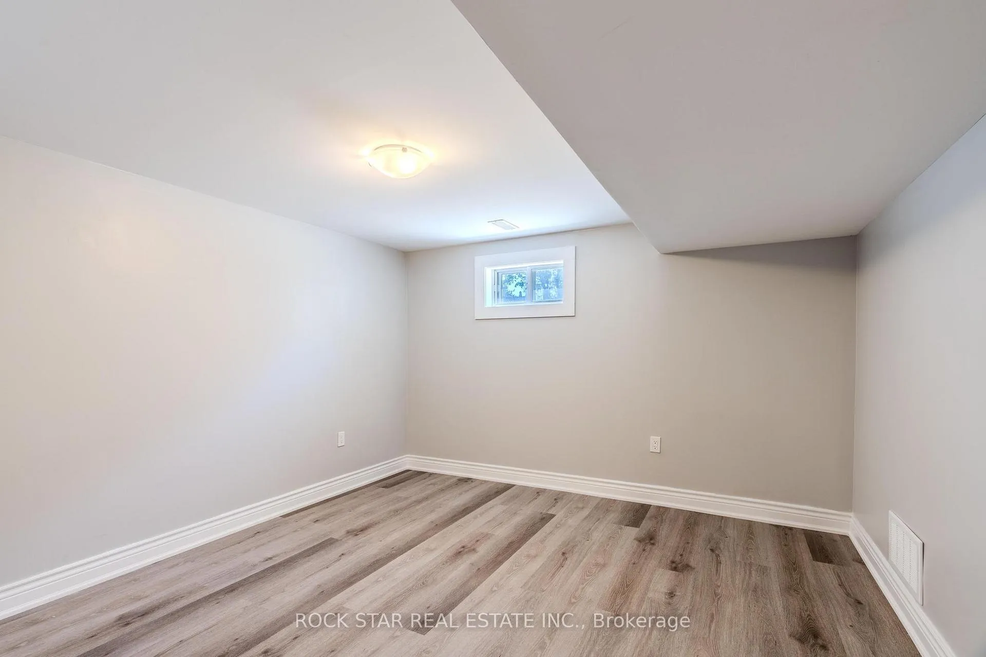 Photo 24 of 543 East 27th Street, Hamilton, Burkholme — HOMEH