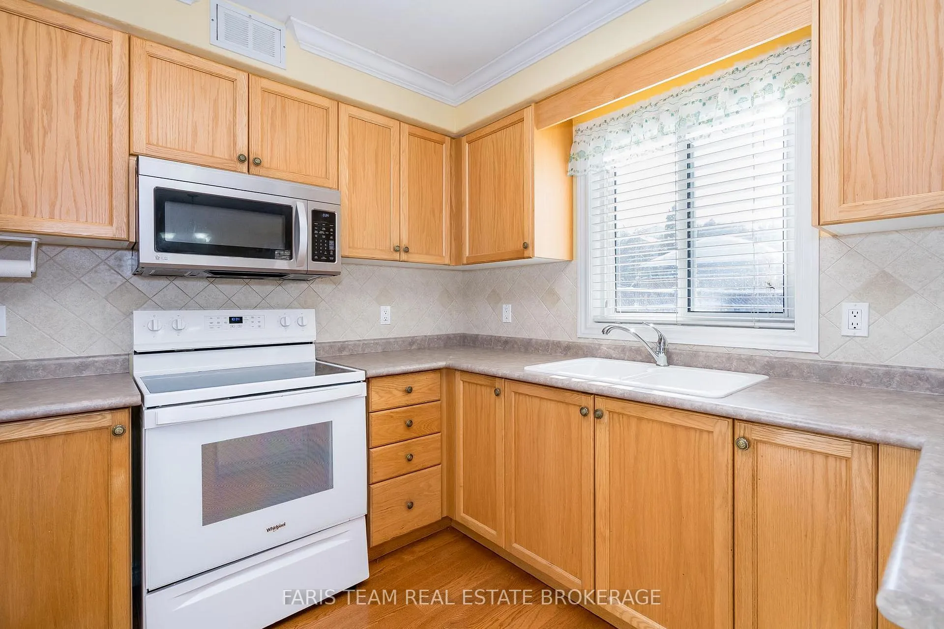 Photo 6 of 25 Dunnett Drive, Barrie, Ardagh — HOMEH