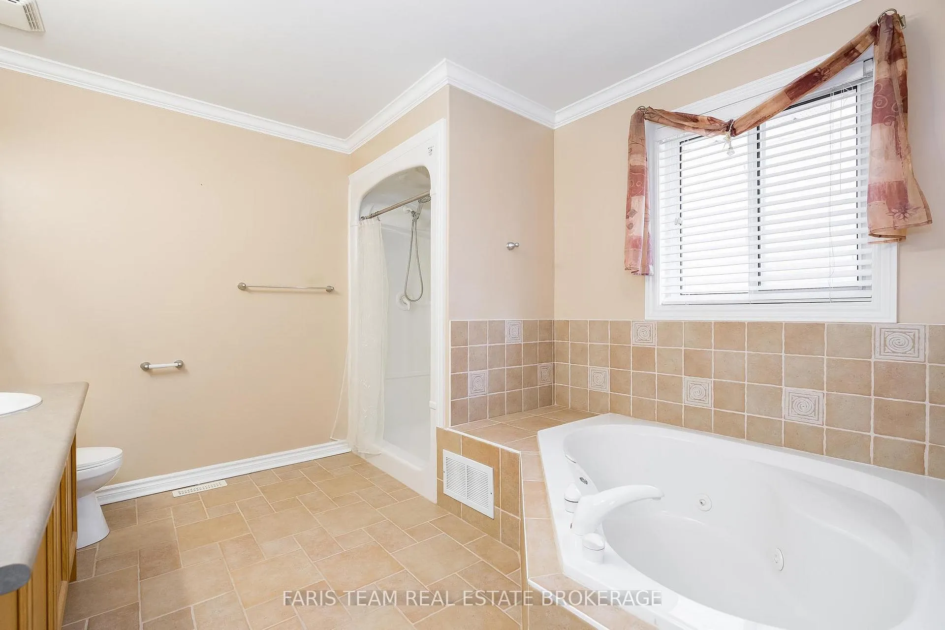 Photo 23 of 25 Dunnett Drive, Barrie, Ardagh — HOMEH