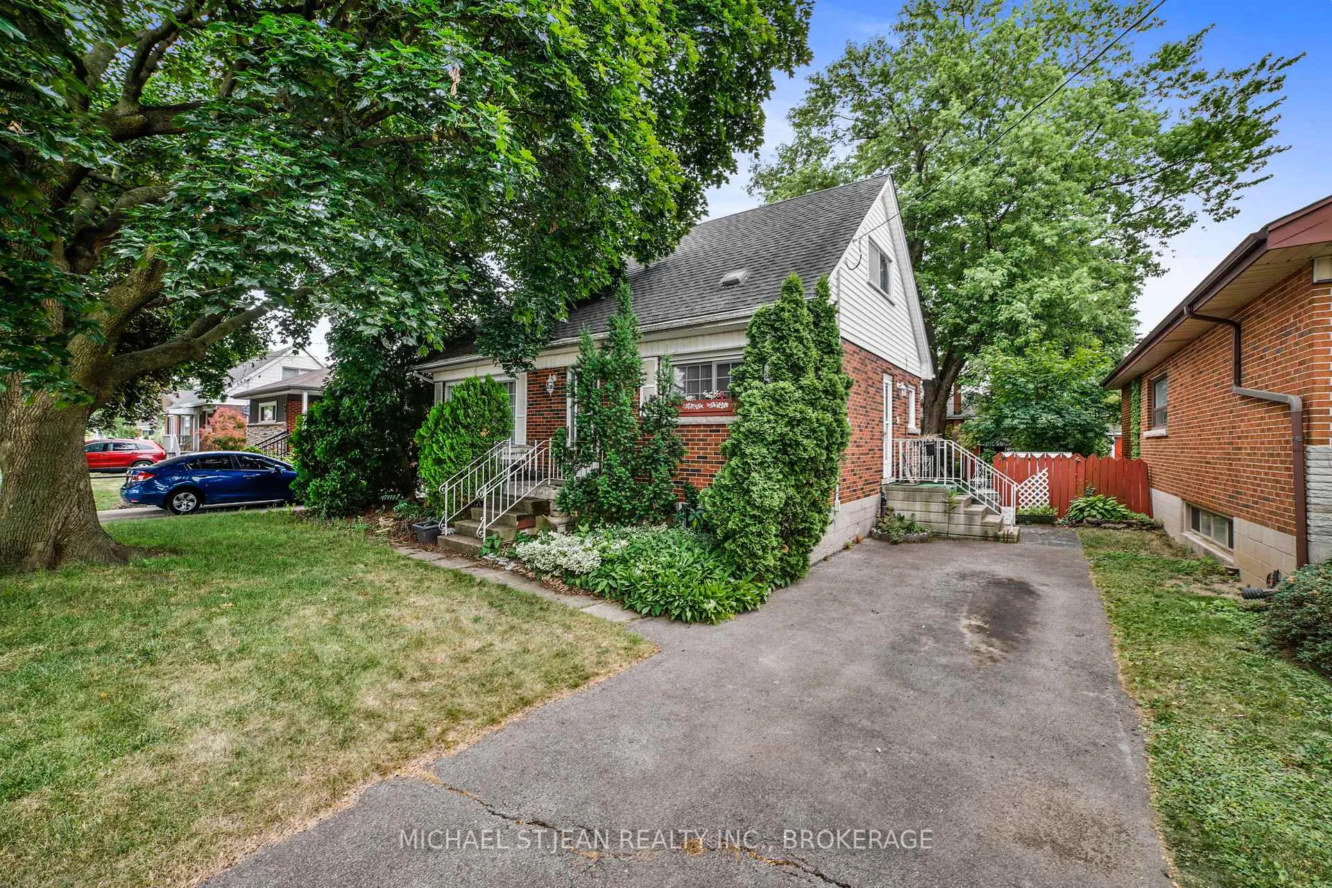 Photo 2 of 46 Hardale Crescent, Hamilton, Huntington — HOMEH