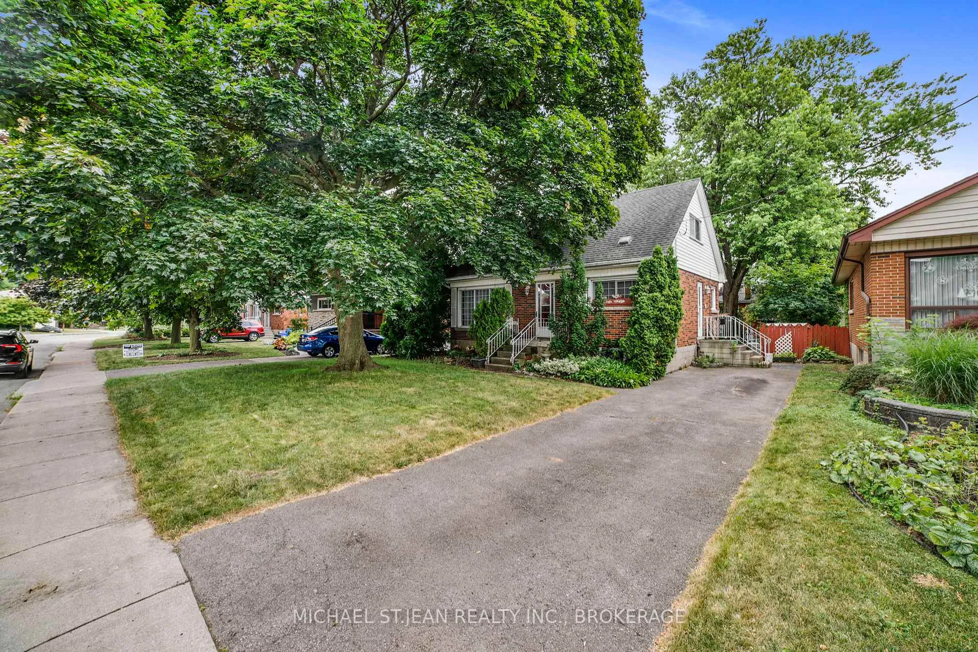 Photo 3 of 46 Hardale Crescent, Hamilton, Huntington — HOMEH