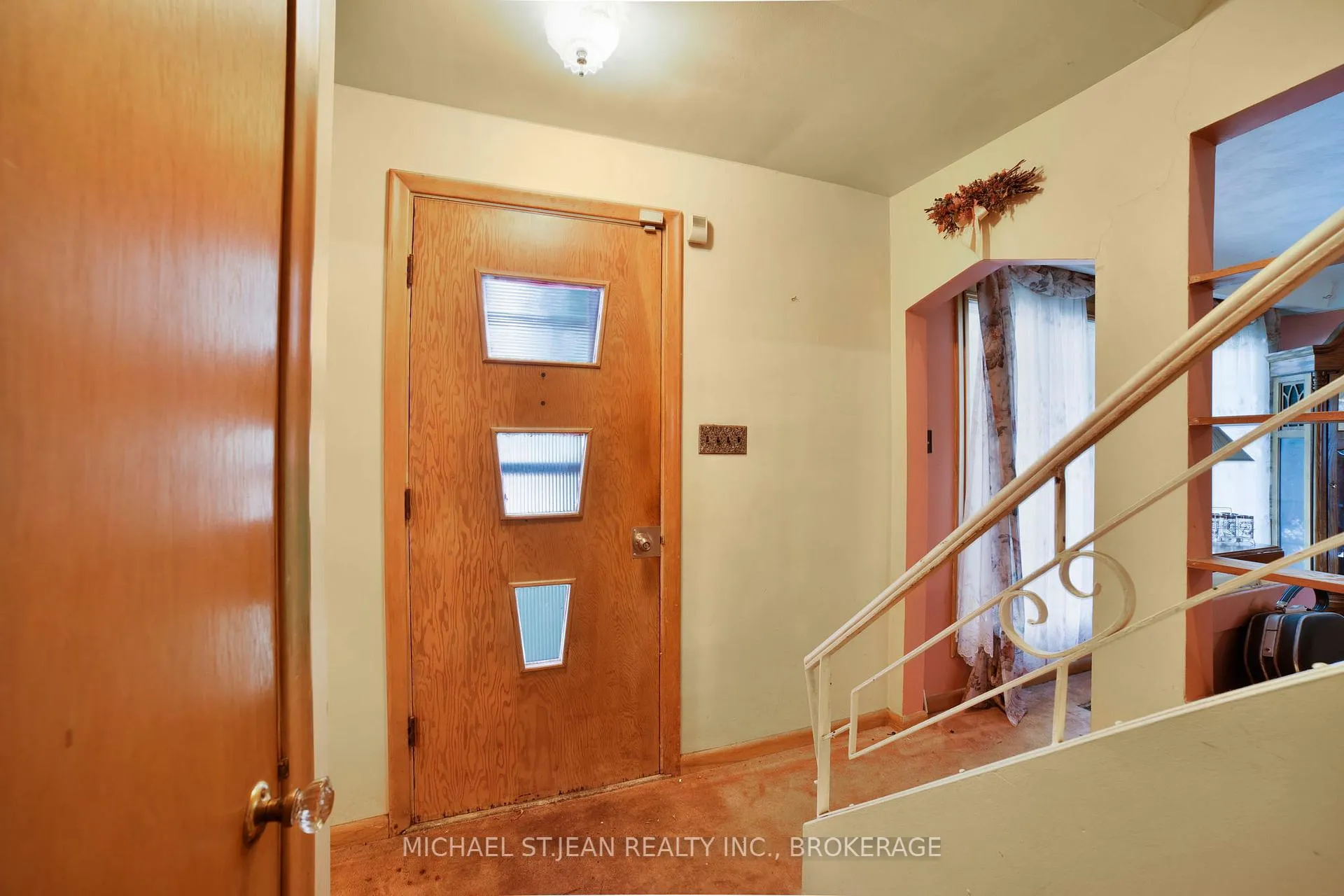 Photo 5 of 46 Hardale Crescent, Hamilton, Huntington — HOMEH