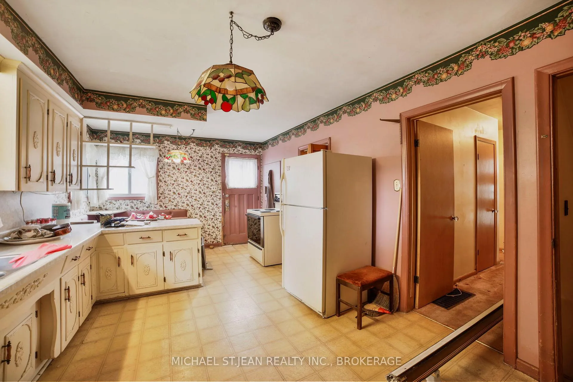 Photo 10 of 46 Hardale Crescent, Hamilton, Huntington — HOMEH