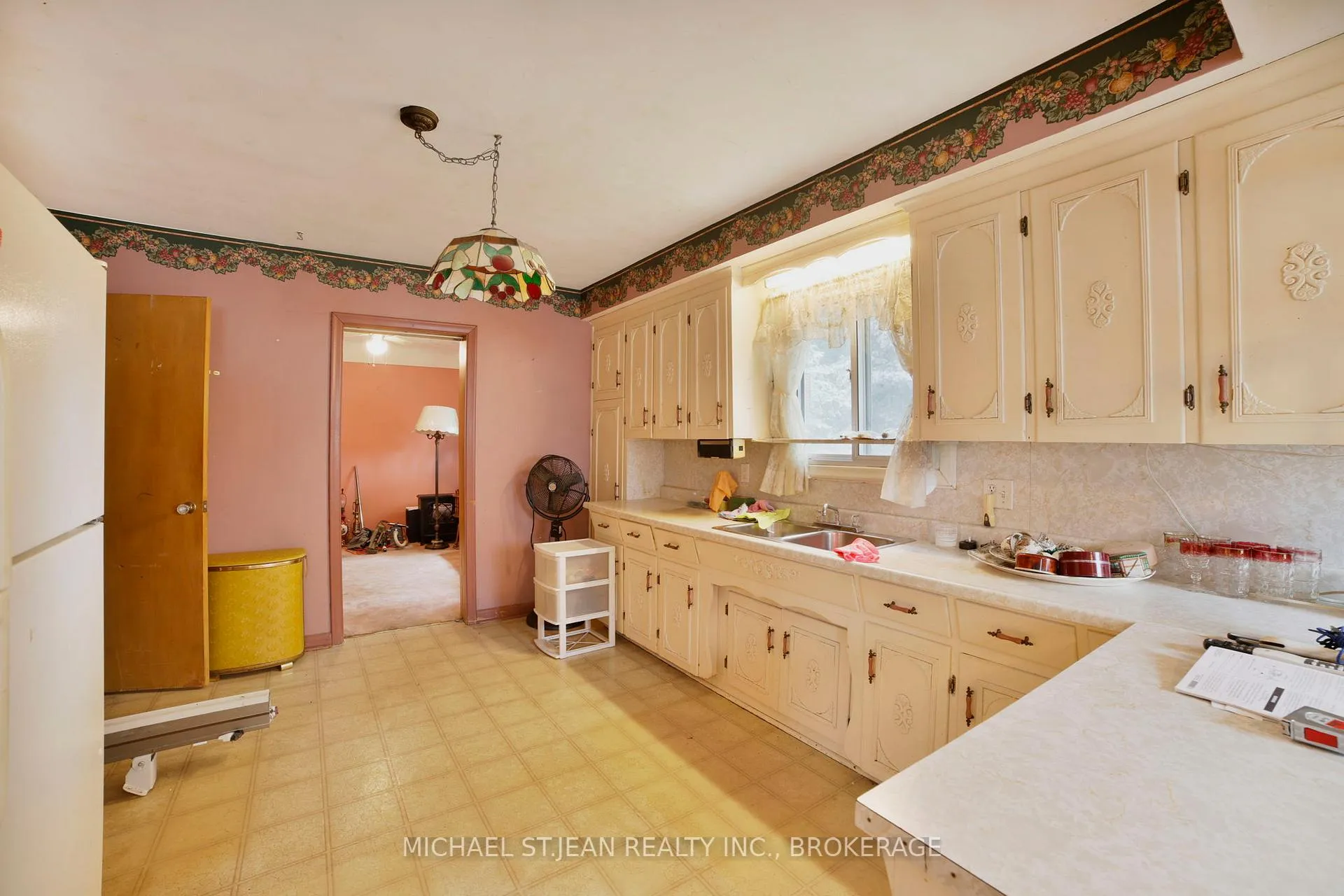 Photo 12 of 46 Hardale Crescent, Hamilton, Huntington — HOMEH