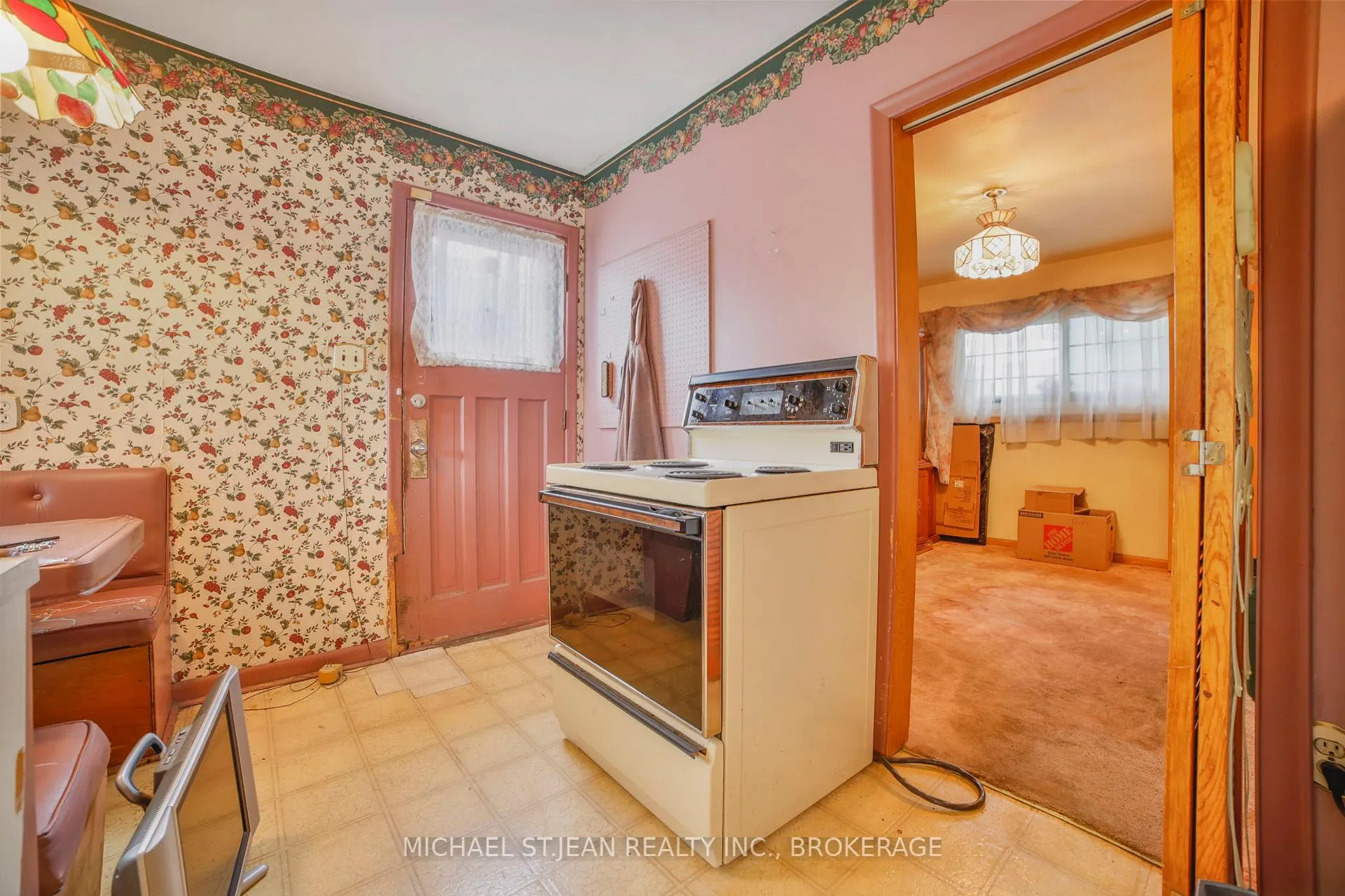 Photo 15 of 46 Hardale Crescent, Hamilton, Huntington — HOMEH