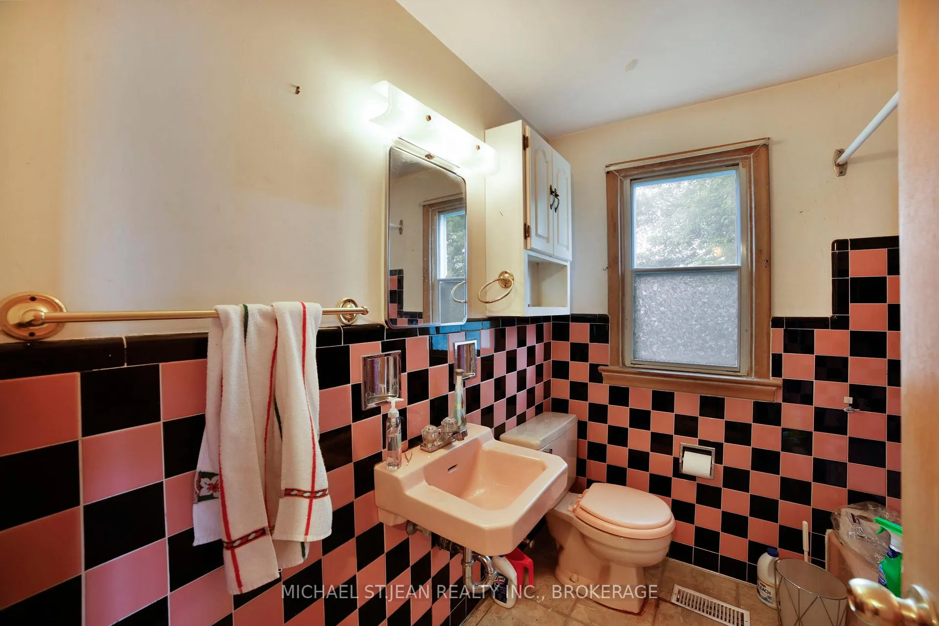 Photo 24 of 46 Hardale Crescent, Hamilton, Huntington — HOMEH