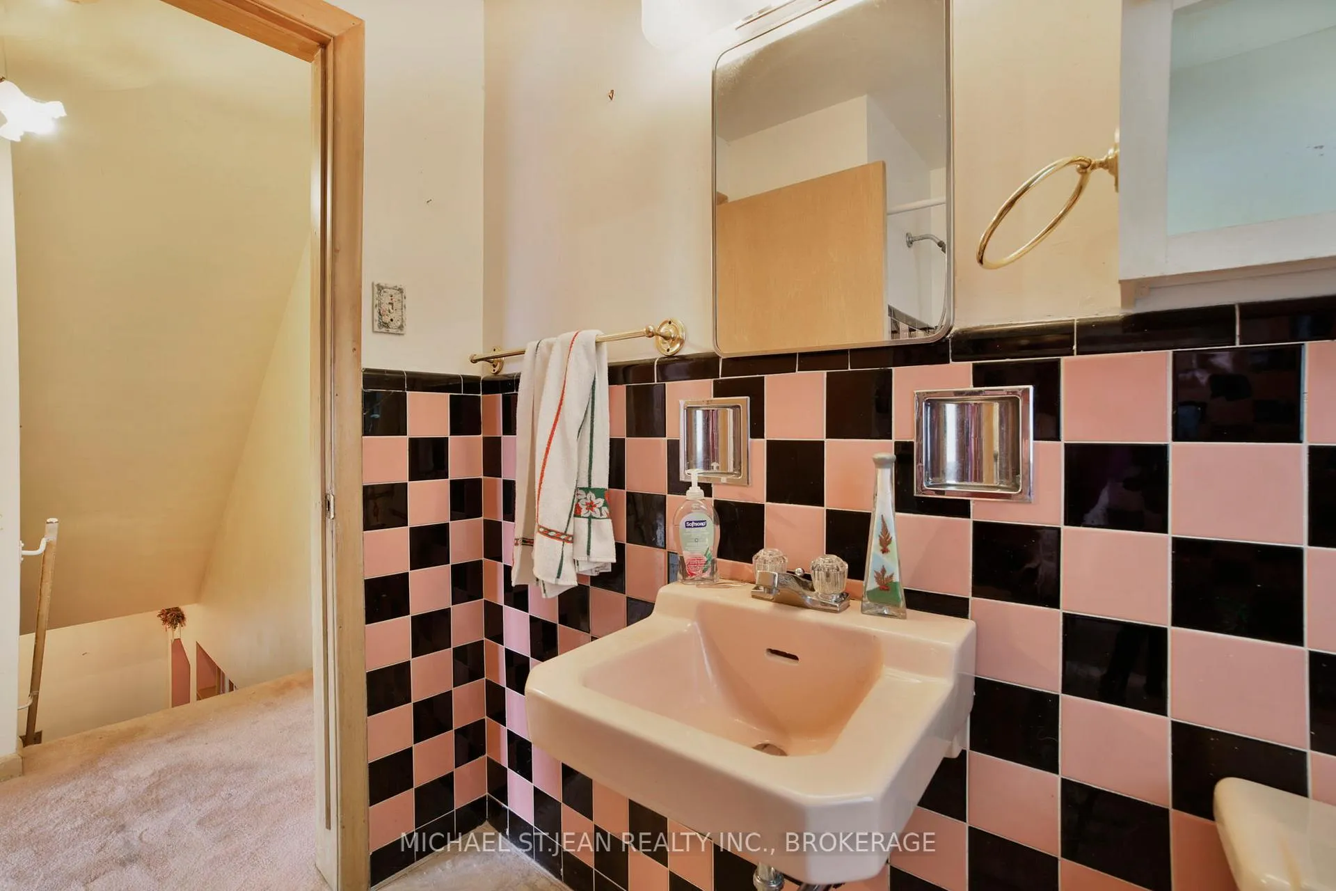 Photo 25 of 46 Hardale Crescent, Hamilton, Huntington — HOMEH