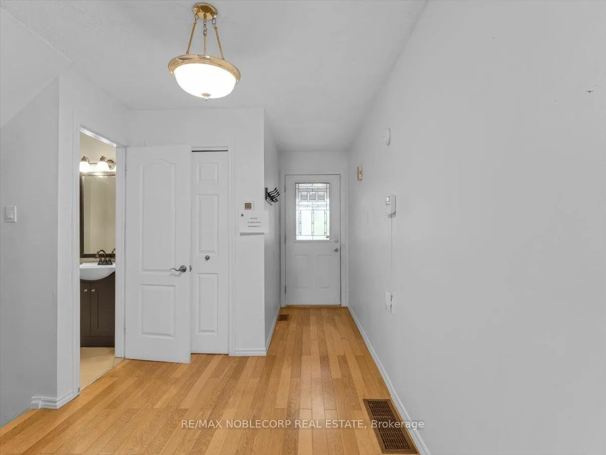 Photo 4 of 175 Toronto Street, Barrie, Queen's Park — HOMEH