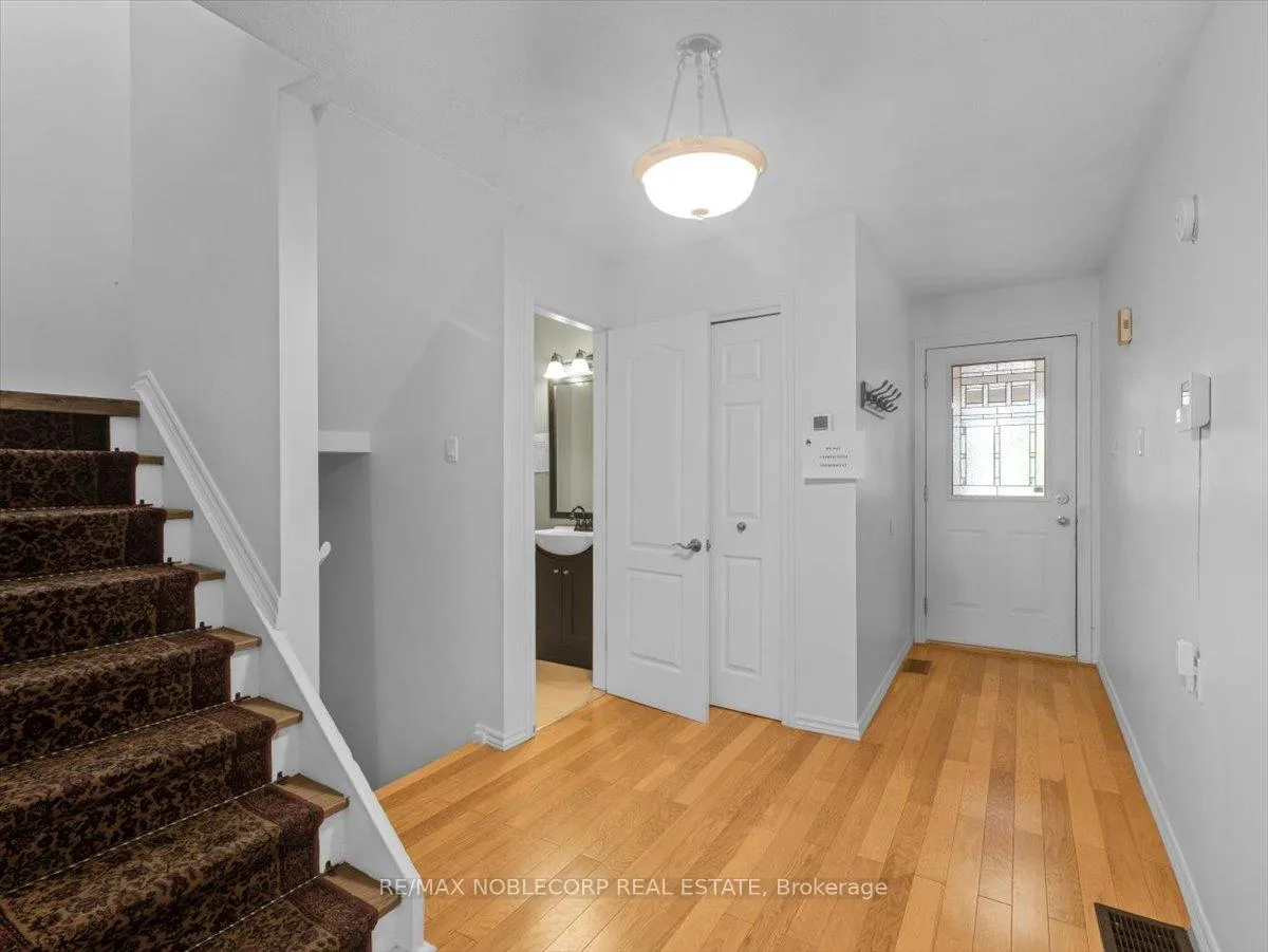 Photo 5 of 175 Toronto Street, Barrie, Queen's Park — HOMEH