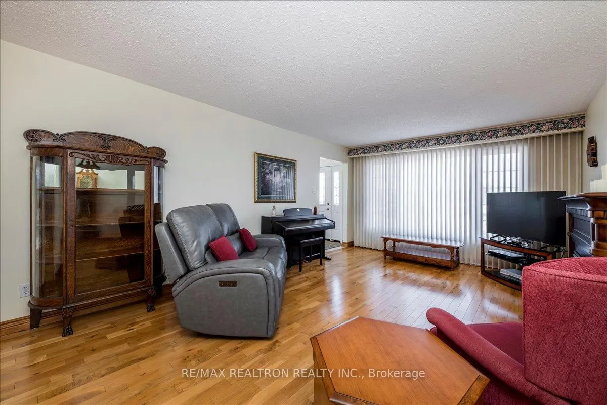 Photo 3 of 1001 Howard Street, Midland — HOMEH