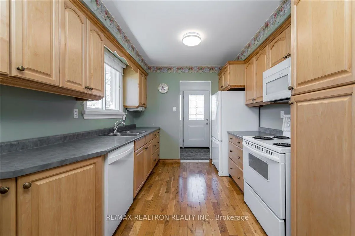 Photo 7 of 1001 Howard Street, Midland — HOMEH
