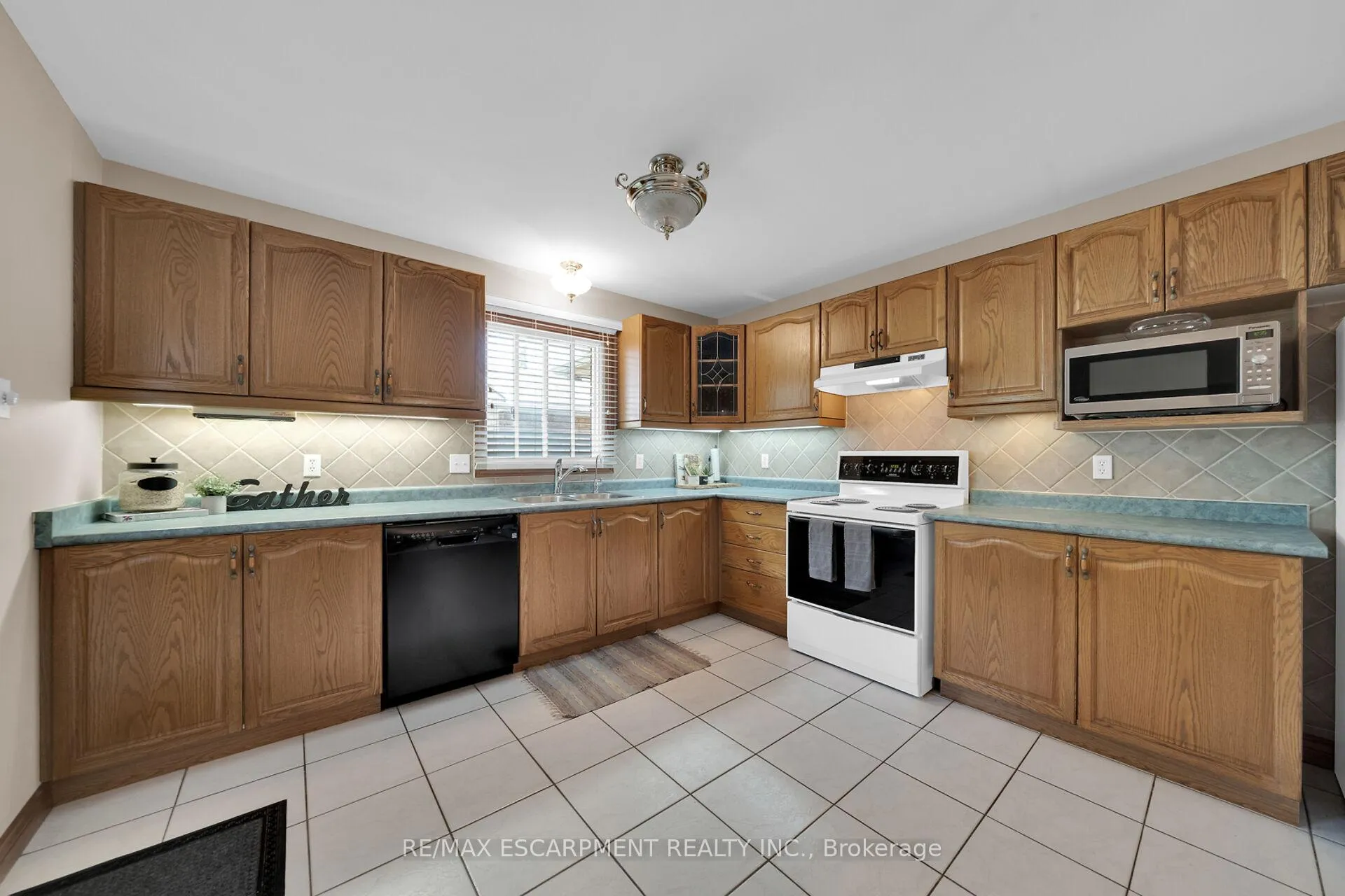 Photo 13 of 212 Alderlea Avenue, Hamilton, Allison — HOMEH