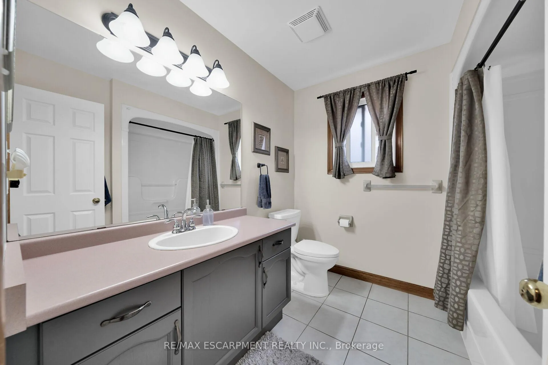 Photo 15 of 212 Alderlea Avenue, Hamilton, Allison — HOMEH