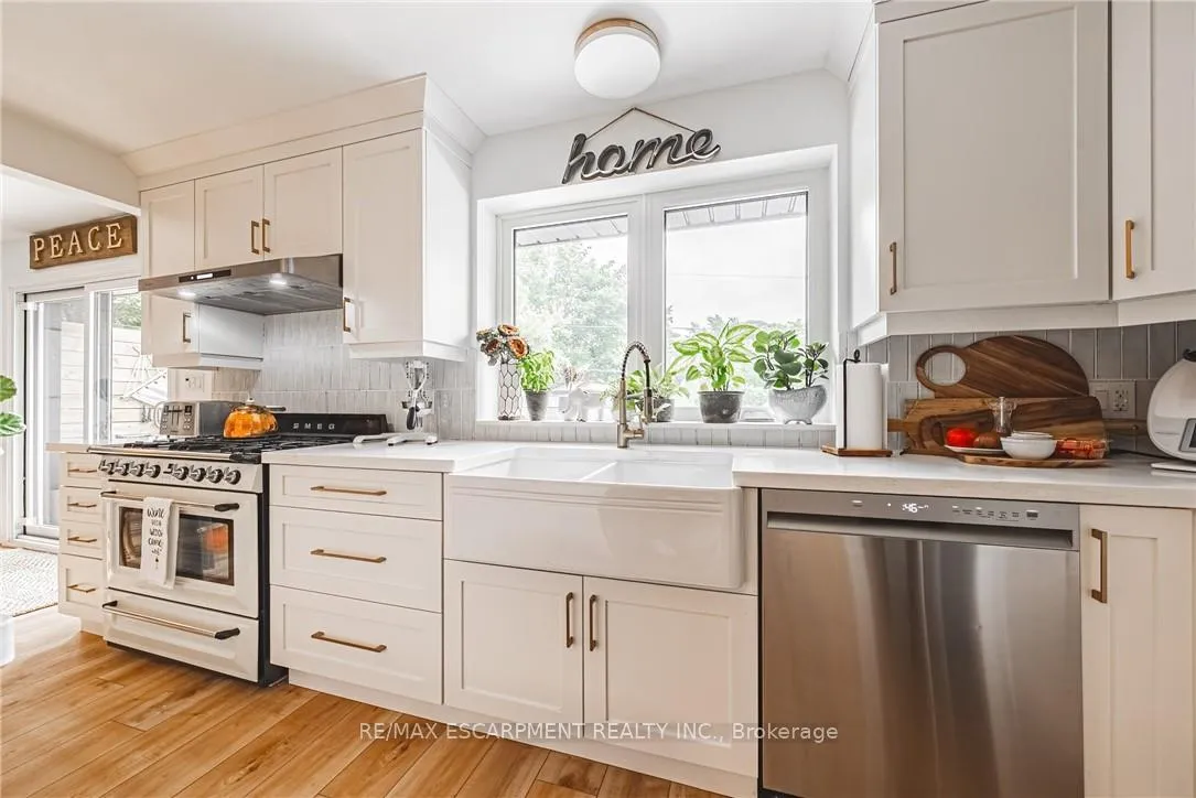 Photo 9 of 452 John Frederick Drive, Hamilton, Ancaster — HOMEH
