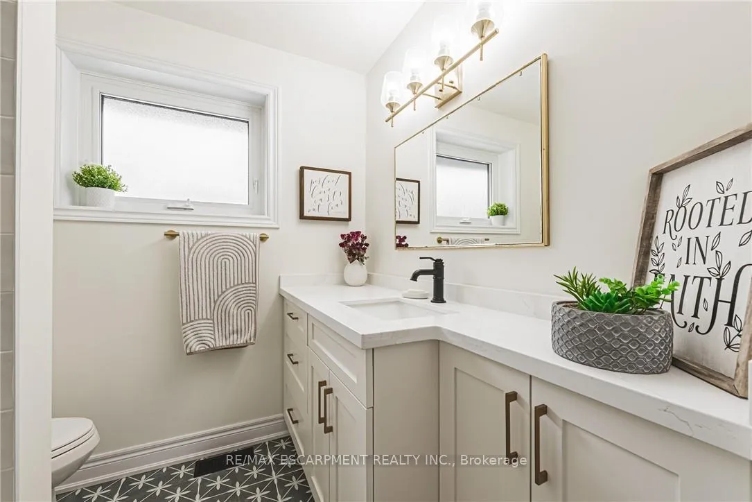 Photo 17 of 452 John Frederick Drive, Hamilton, Ancaster — HOMEH