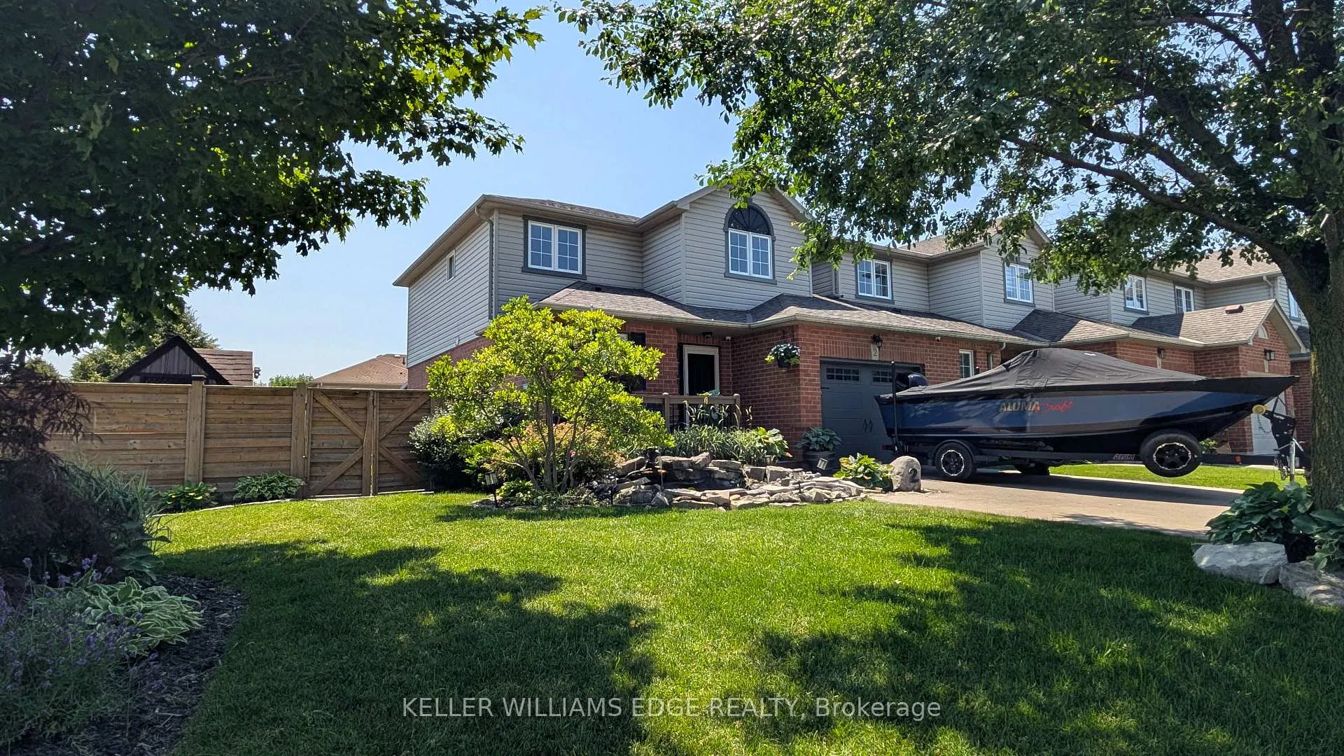 Photo 2 of 2 Bronte Court, Hamilton, Waterdown — HOMEH