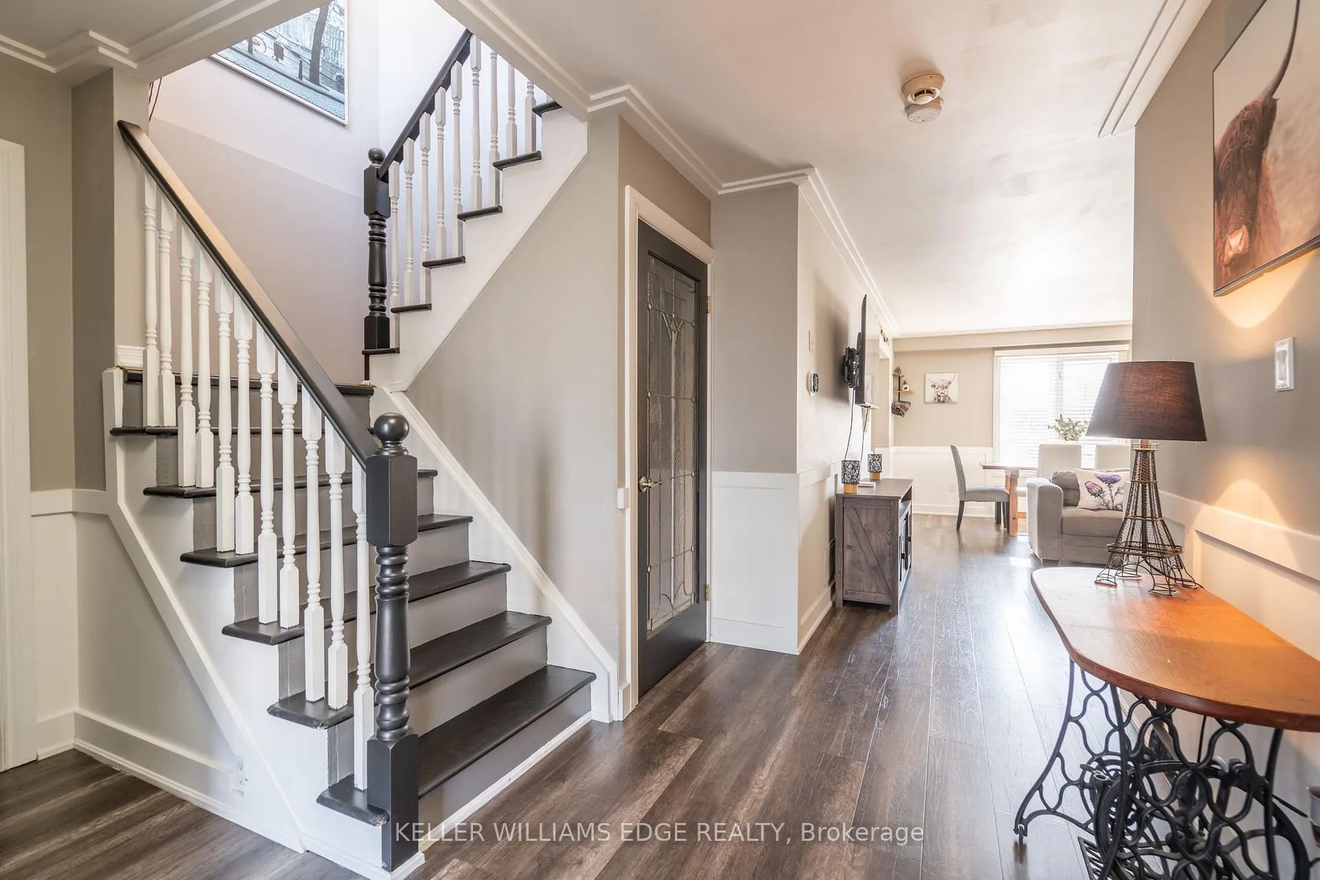 Photo 3 of 2 Bronte Court, Hamilton, Waterdown — HOMEH