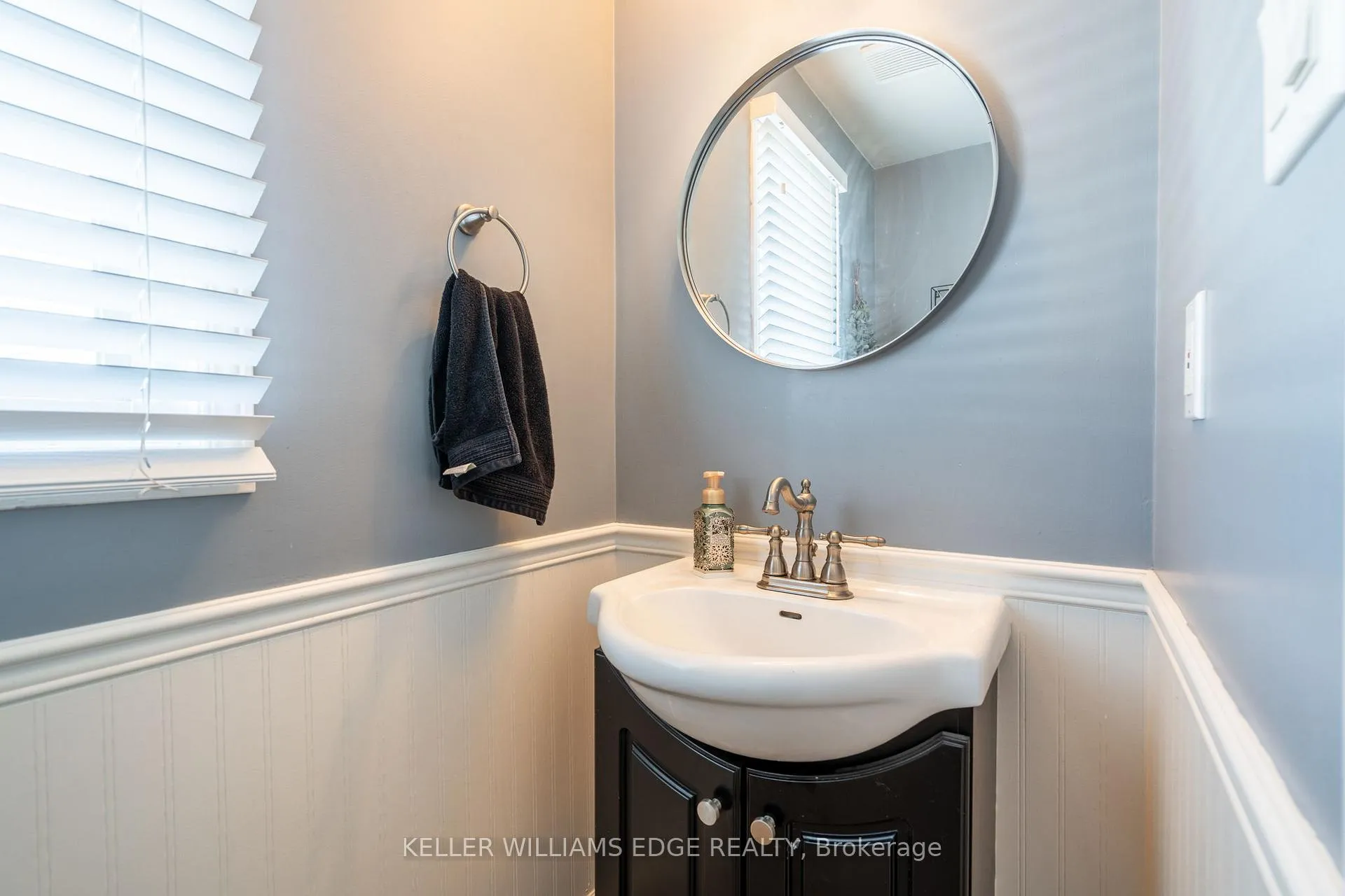 Photo 4 of 2 Bronte Court, Hamilton, Waterdown — HOMEH