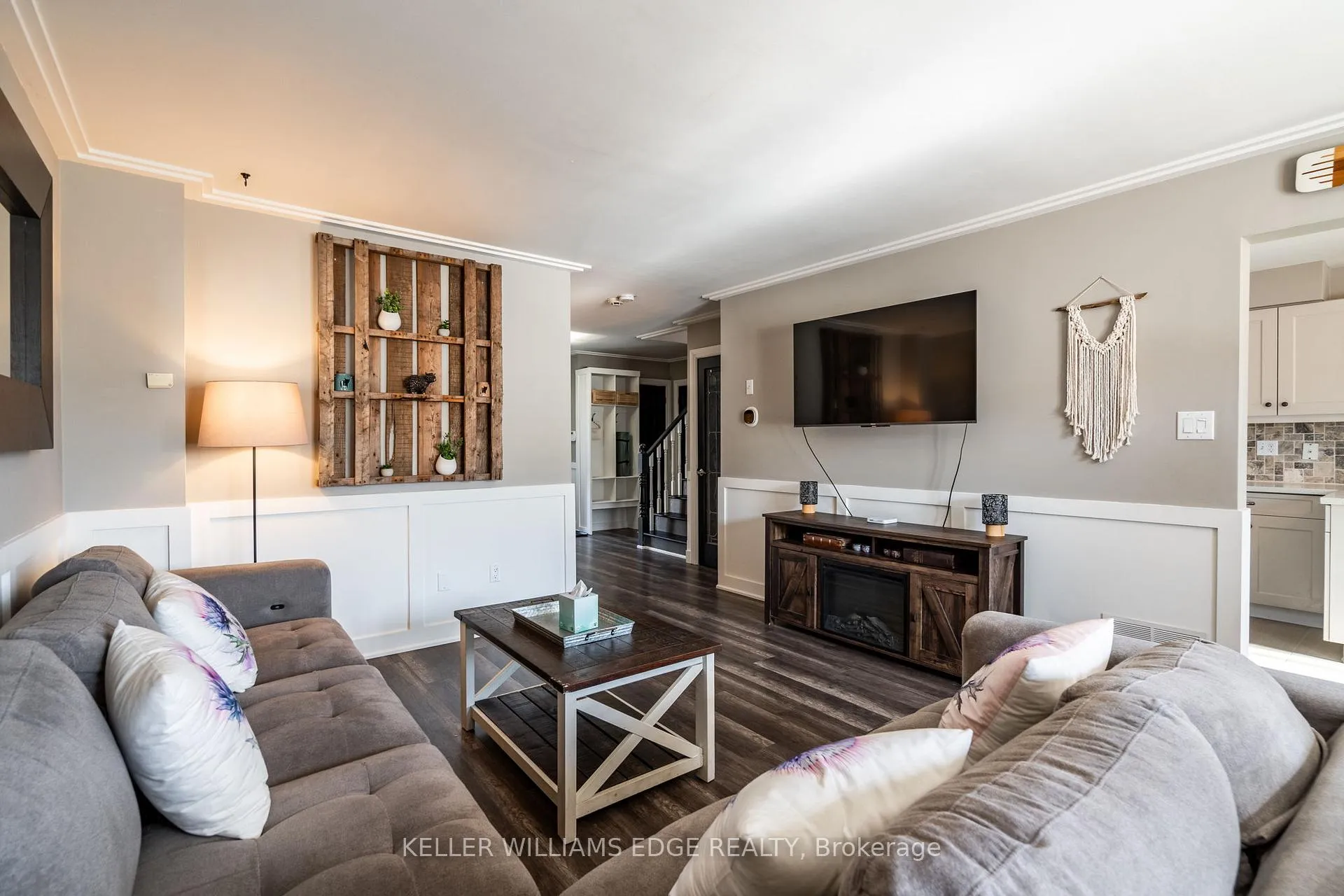 Photo 8 of 2 Bronte Court, Hamilton, Waterdown — HOMEH