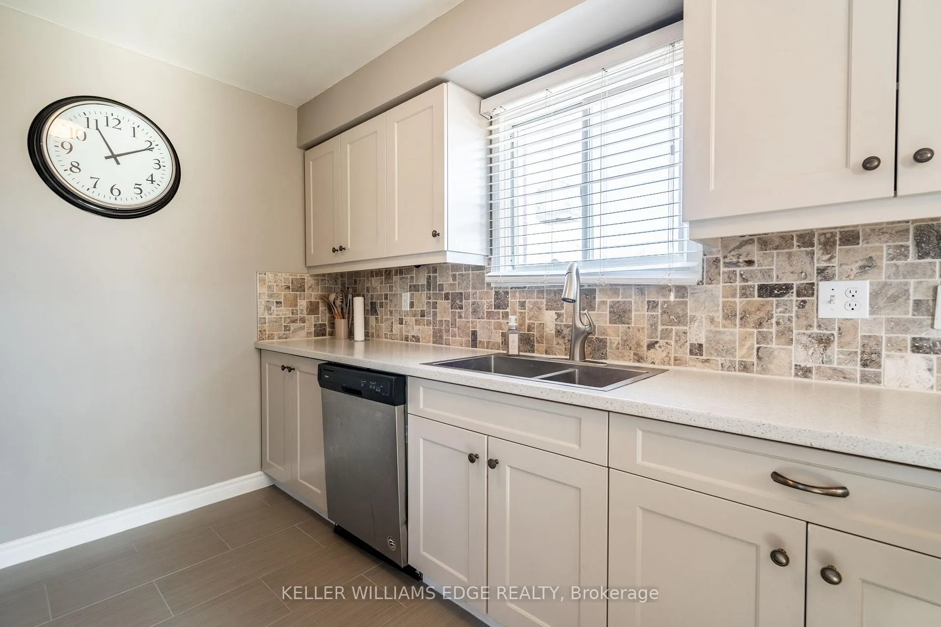 Photo 11 of 2 Bronte Court, Hamilton, Waterdown — HOMEH