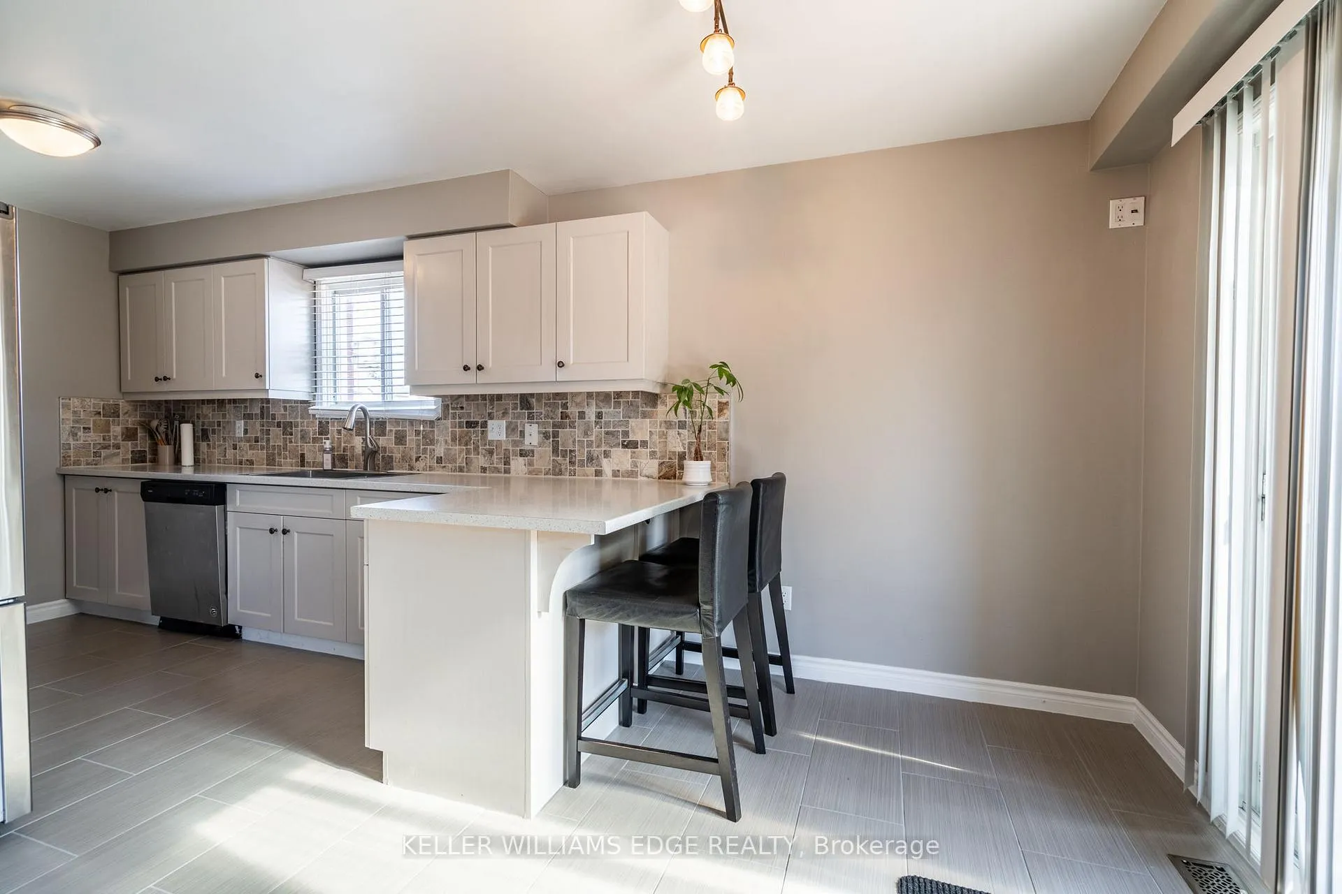 Photo 12 of 2 Bronte Court, Hamilton, Waterdown — HOMEH