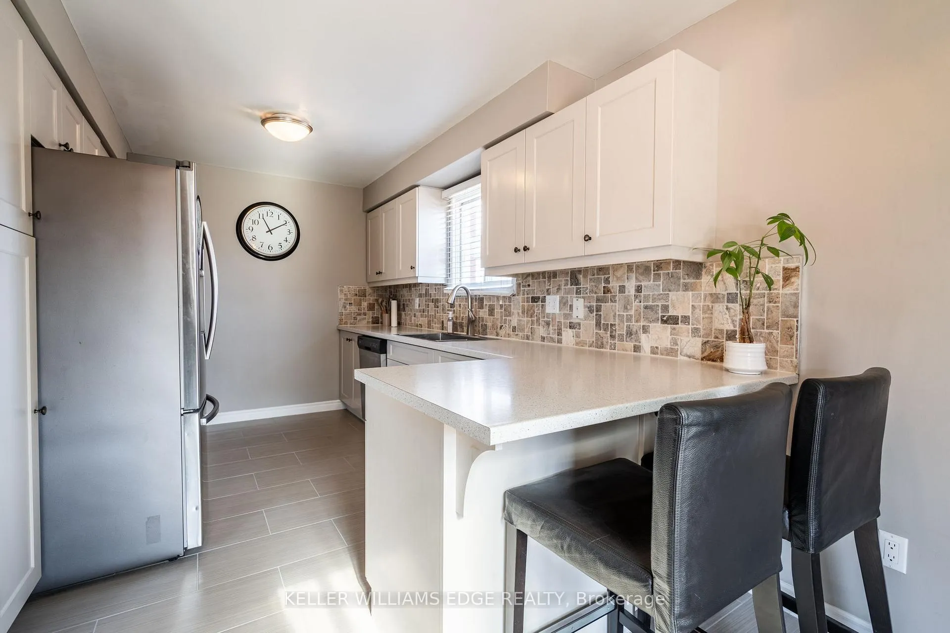 Photo 13 of 2 Bronte Court, Hamilton, Waterdown — HOMEH