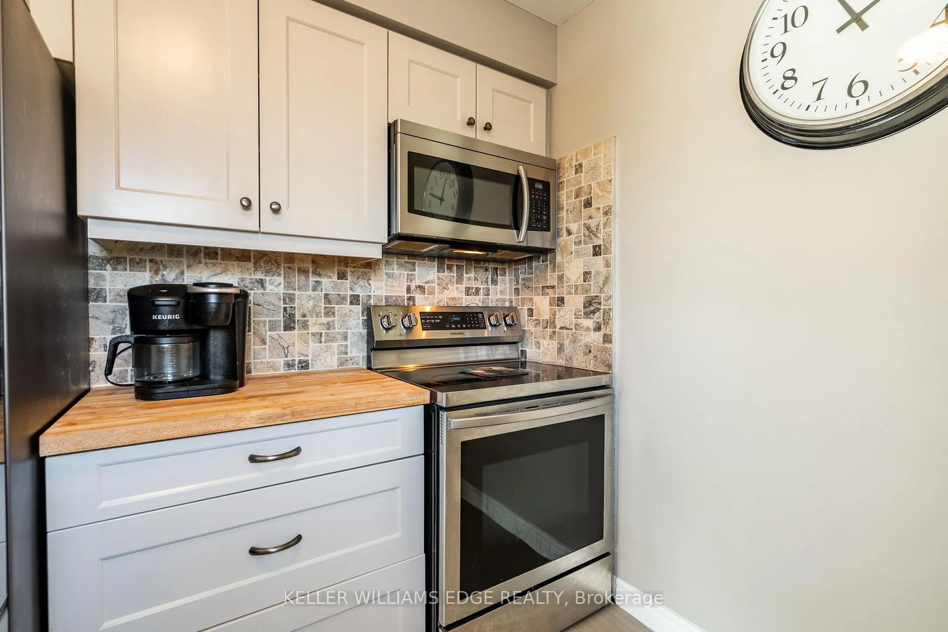 Photo 14 of 2 Bronte Court, Hamilton, Waterdown — HOMEH